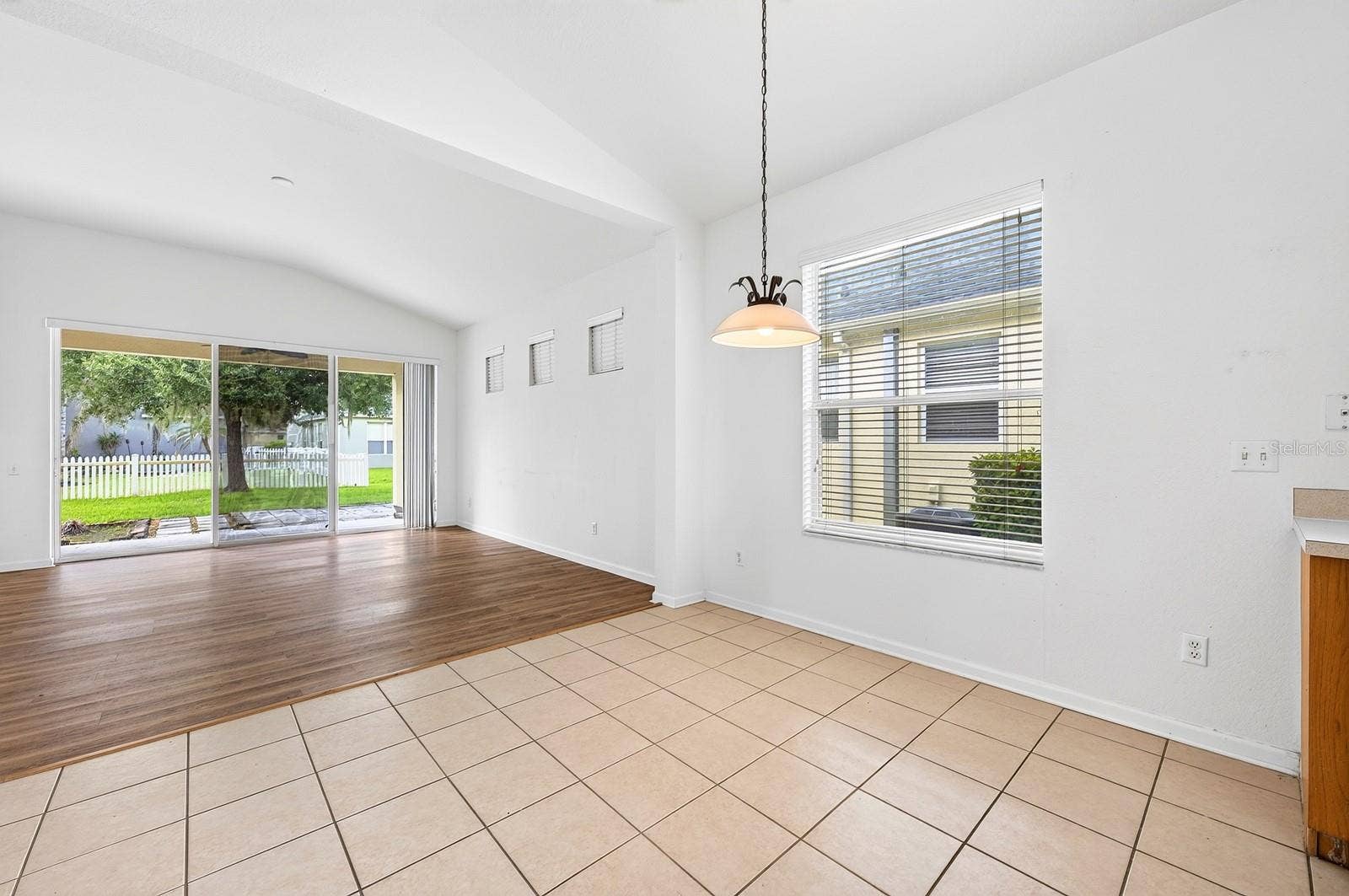 13424 HOPKINTON COURT, Windermere, FL 34786 Casual dining off the kitchen, open to the family room.