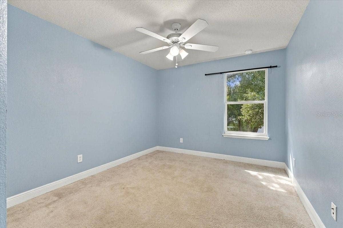 Secondary bedroom with double closet, easy access to the hallway