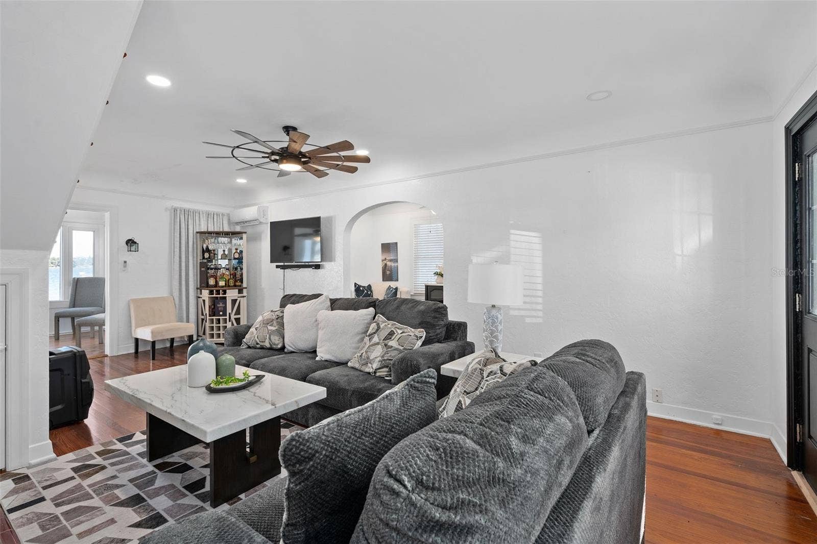 Entry/Living Room