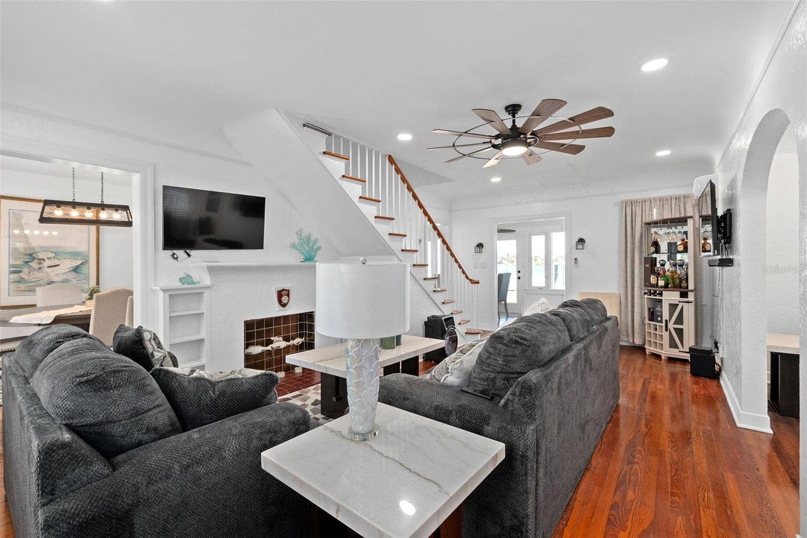 Entry/Living Room