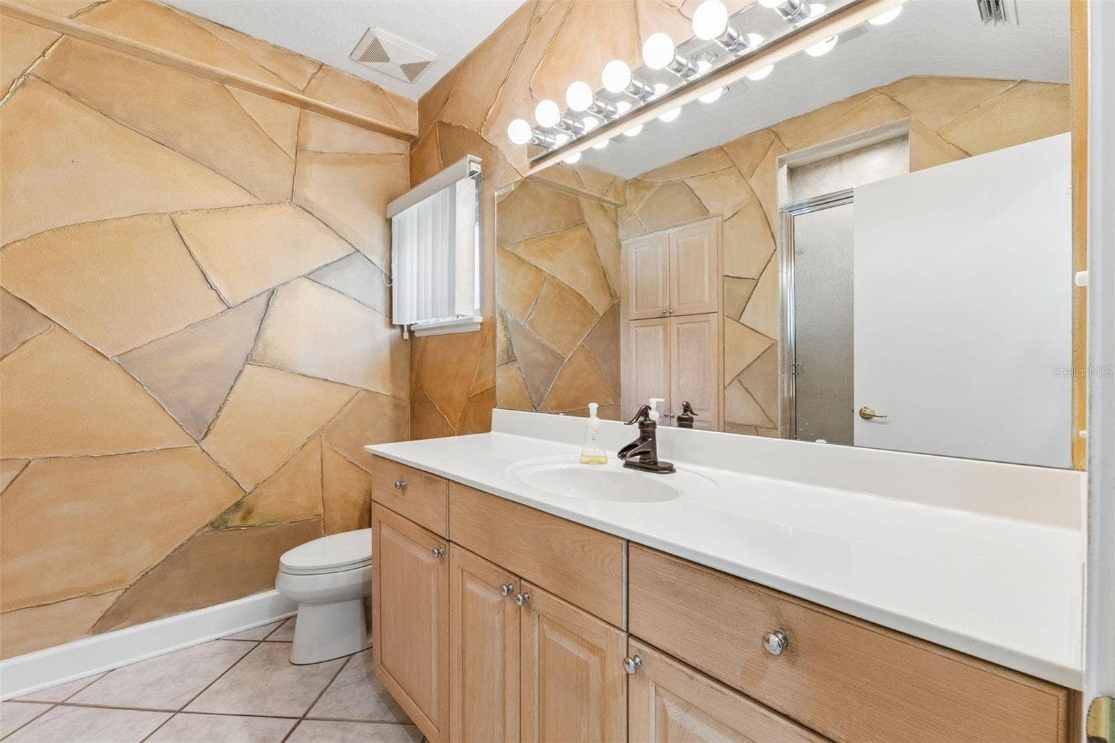 4301 DOWN POINT LANE, Windermere, FL 34786 Full-size bathroom located near the laundry room and garage entry.