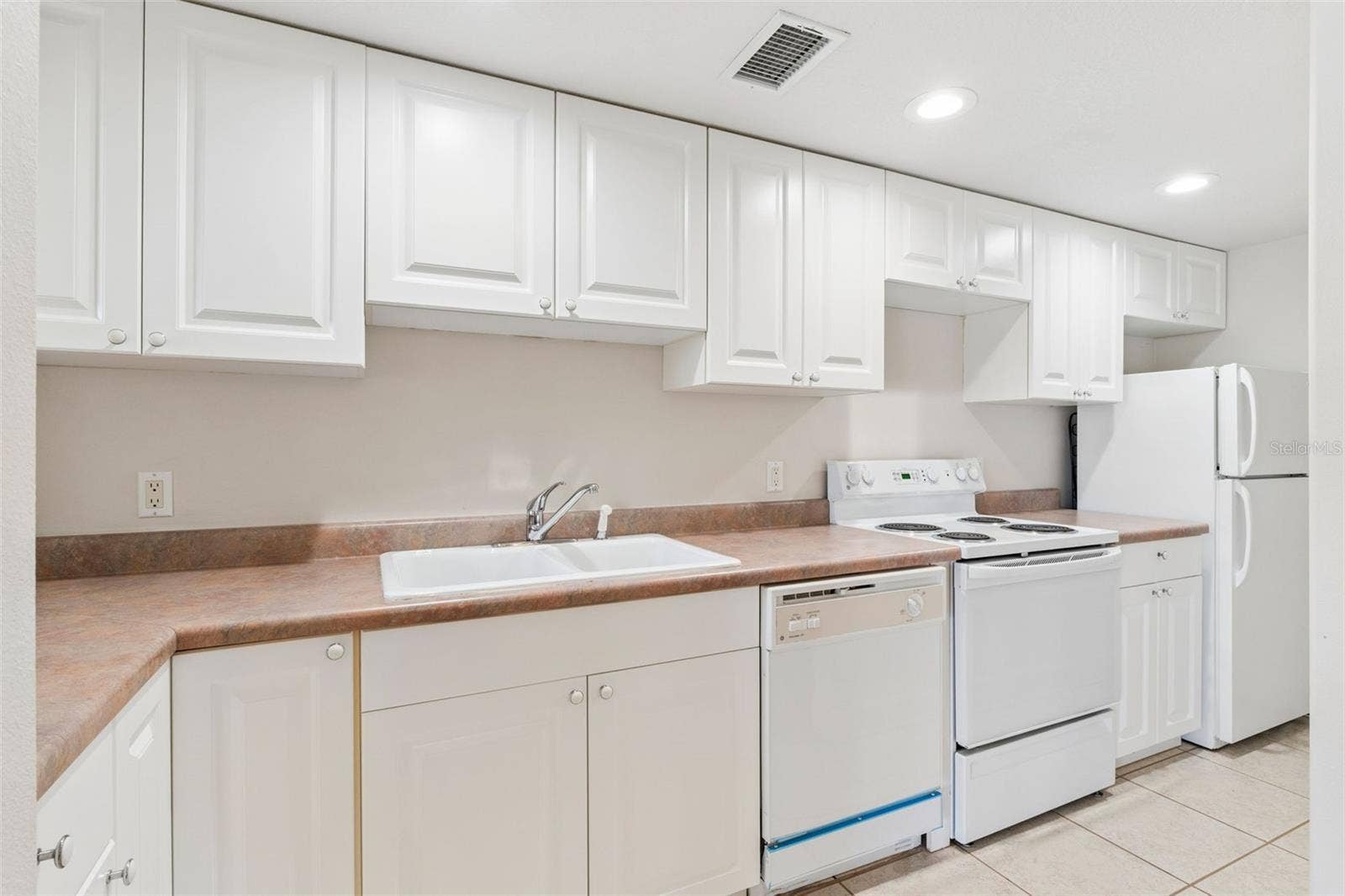 4301 DOWN POINT LANE, Windermere, FL 34786 Basement kitchenette serving the full lower-level living space.