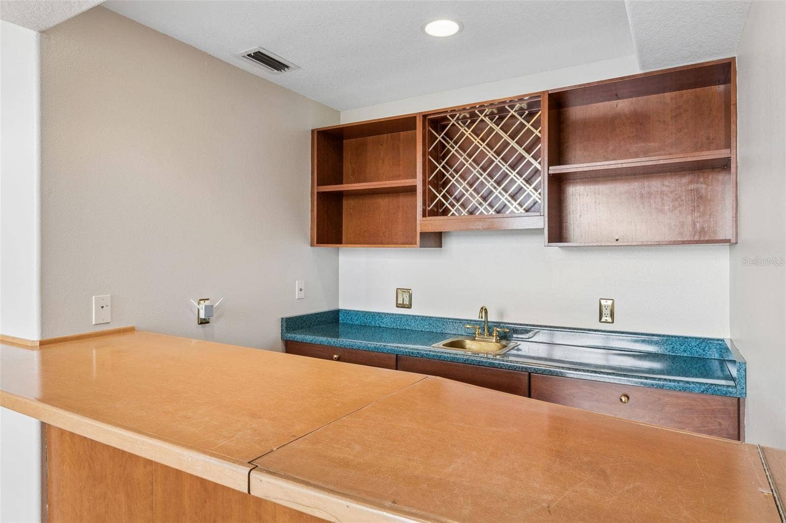 4301 DOWN POINT LANE, Windermere, FL 34786 Built-in wet bar connected to the sunken great room, perfect for entertaining.