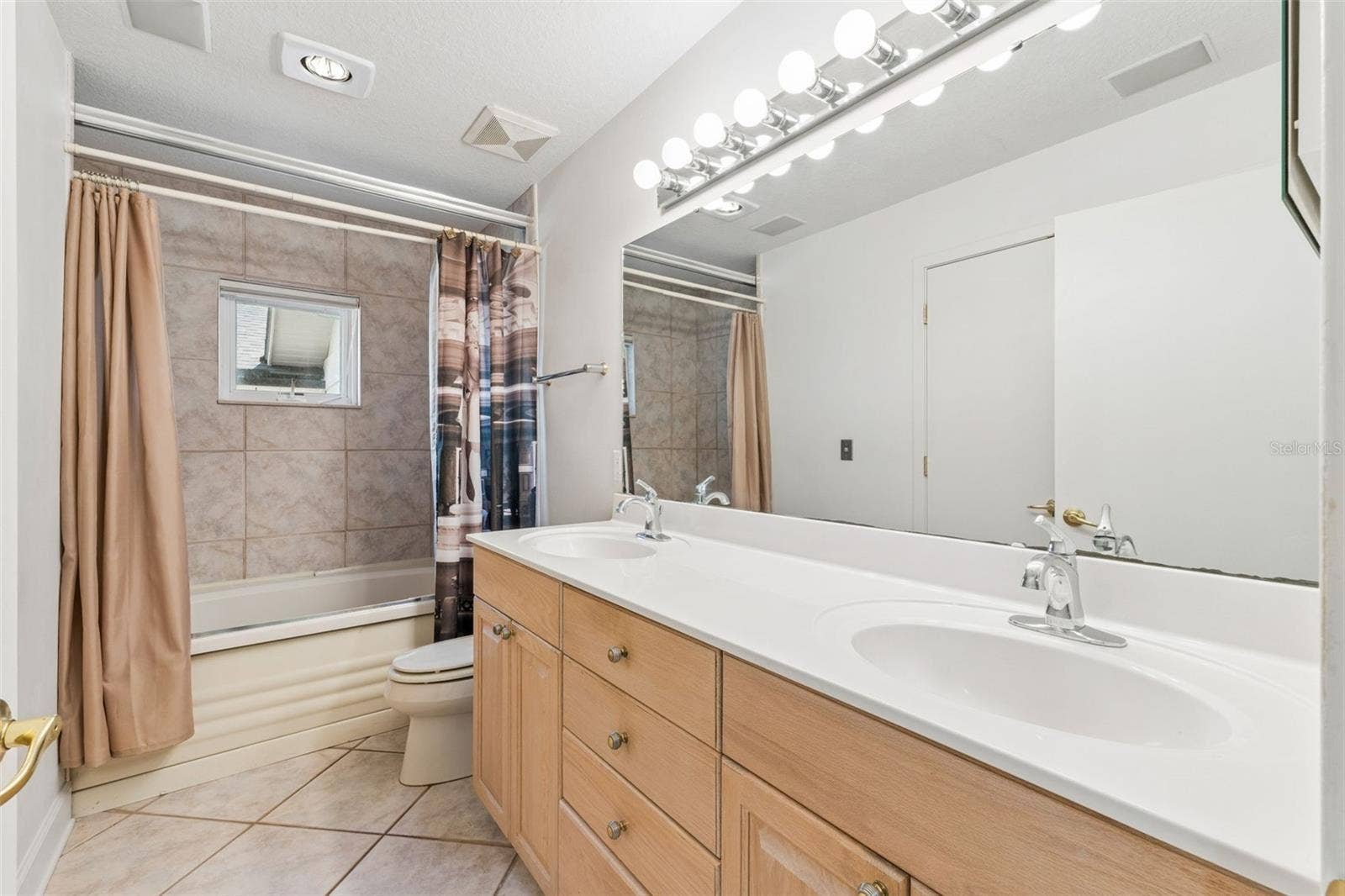 4301 DOWN POINT LANE, Windermere, FL 34786 Full-size hallway bathroom serving the three first-level bedrooms.