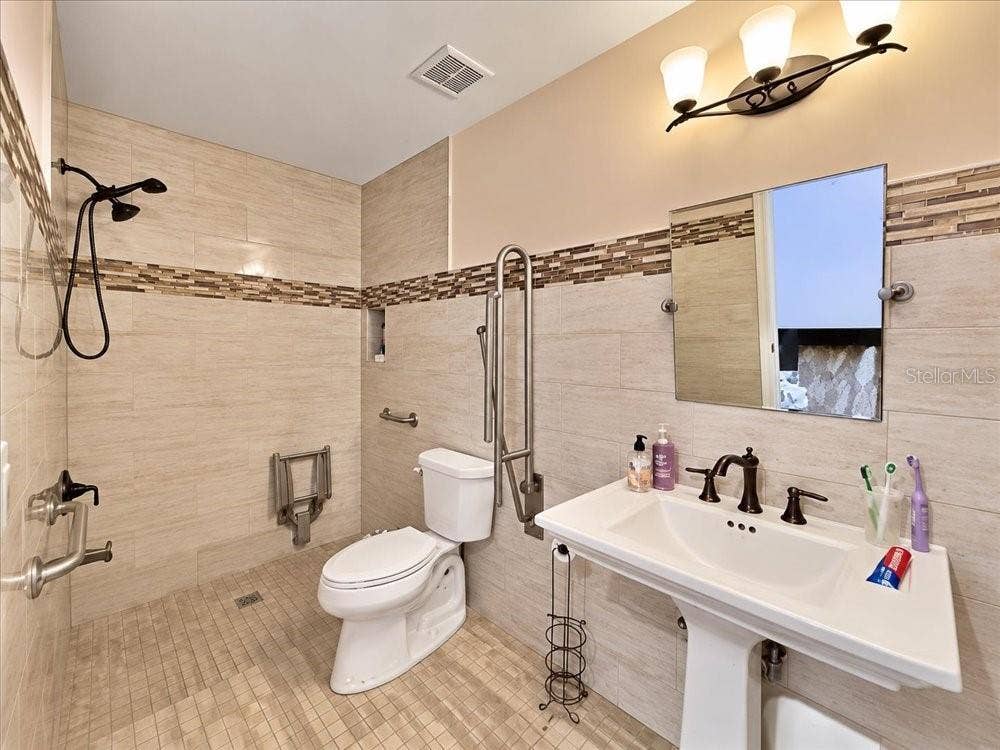 3900 REAVES ROAD, Kissimmee, FL 34746 Bathroom