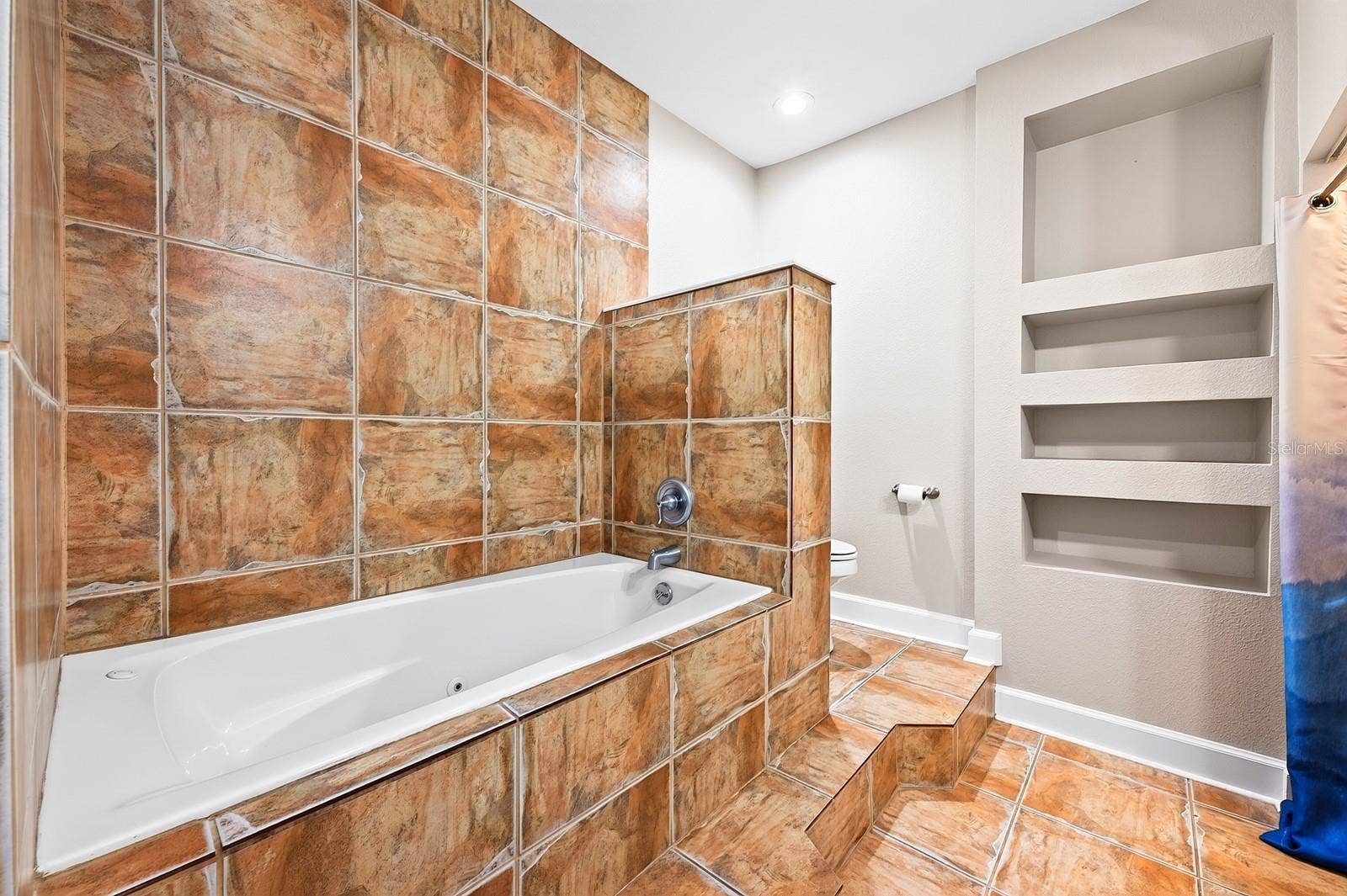Primary en-suite bath.