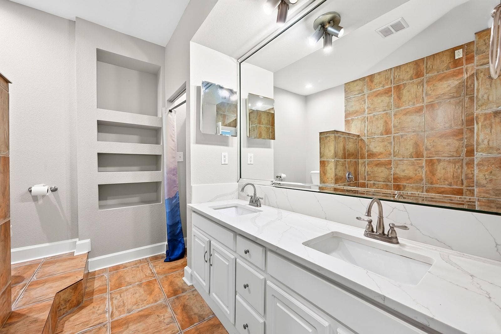 Primary en-suite bath.