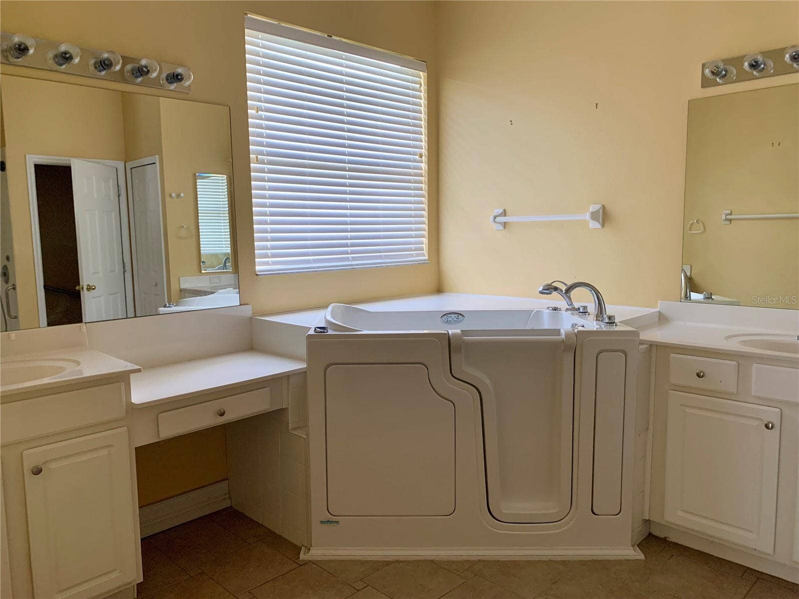 6738 VISTA PARK BOULEVARD, Orlando, FL 32829 MASTER BATHSEPARATE VANITIES