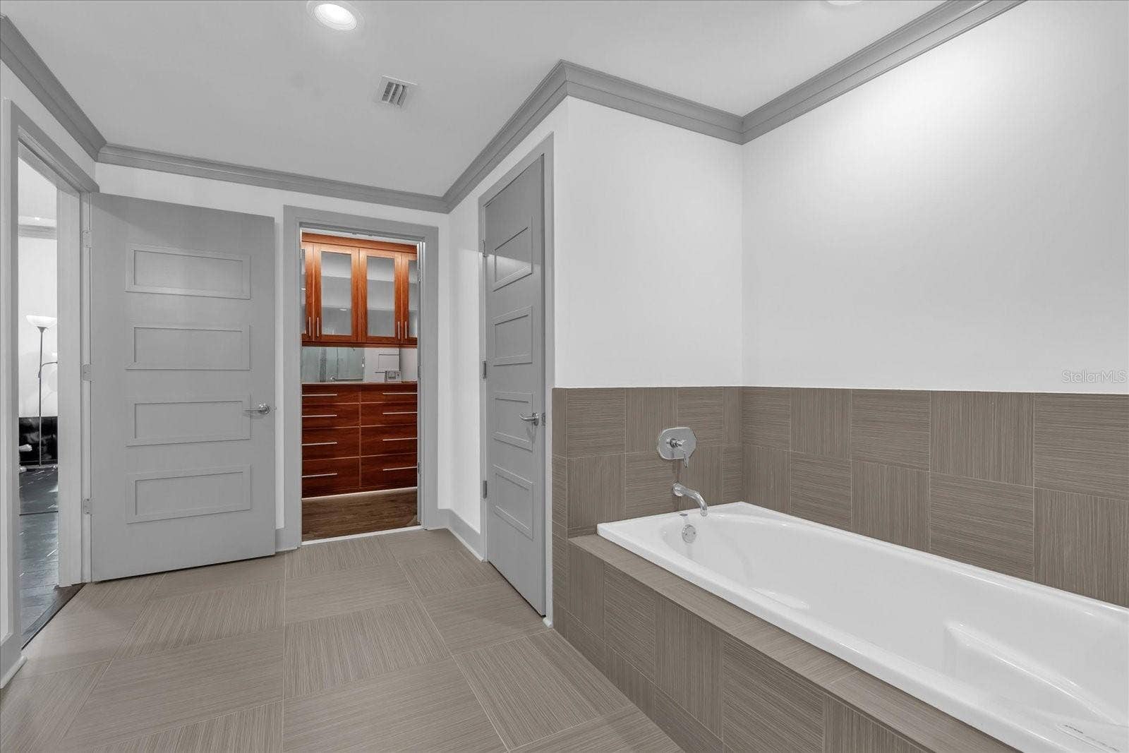 260 S OSCEOLA AVENUE, #1406, Orlando, FL 32801 CUSTOM CLOSET BUILT IN. Located in main bath.