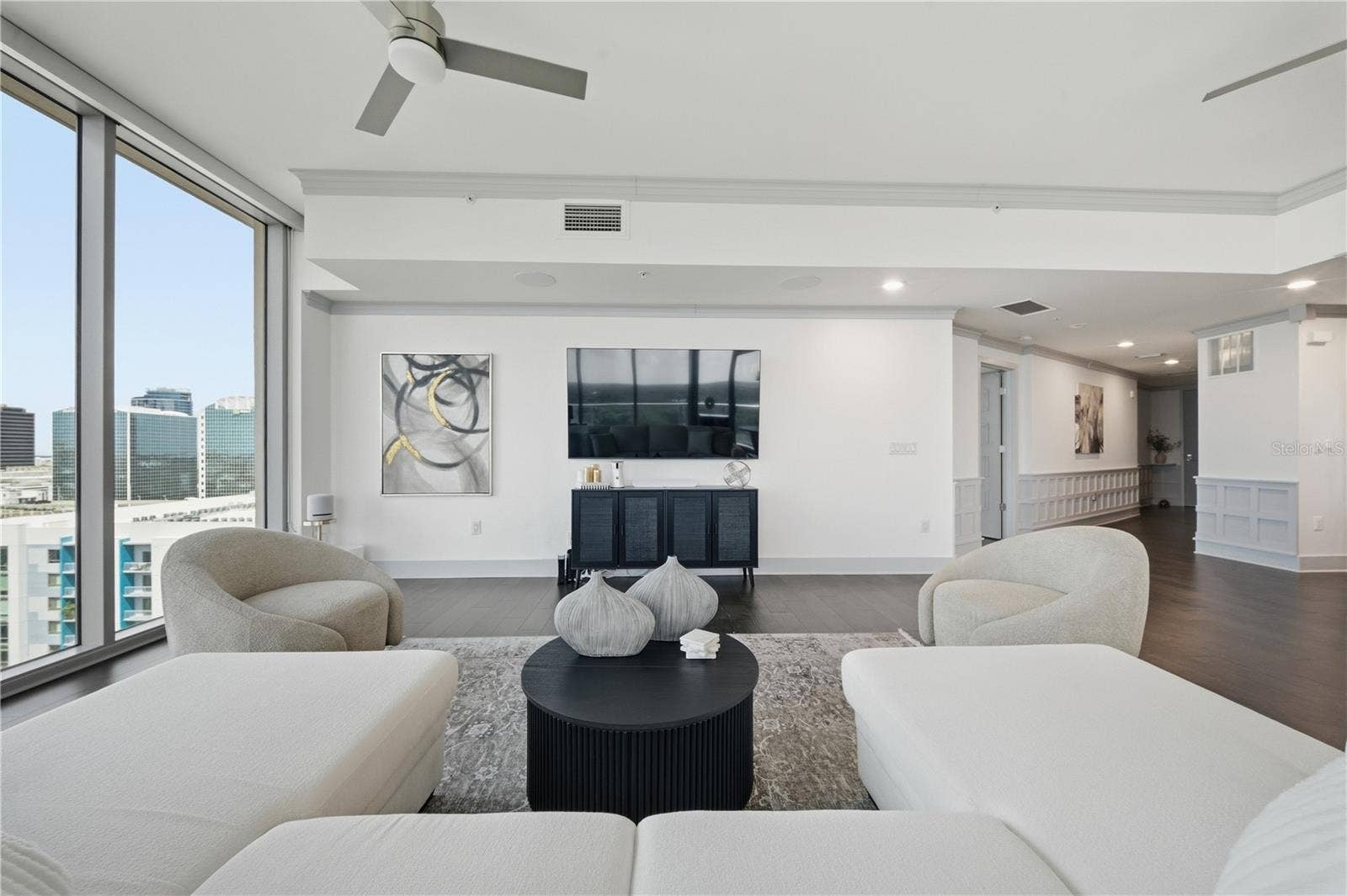 260 S OSCEOLA AVENUE, #1406, Orlando, FL 32801 Generous wall space for media and art while preserving the corner-window experience