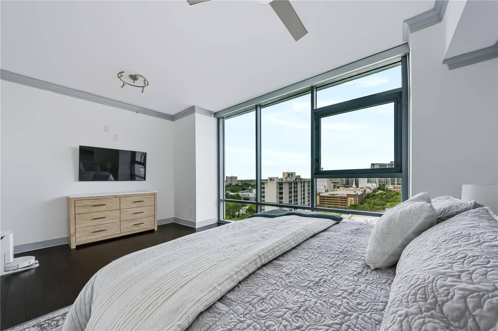 260 S OSCEOLA AVENUE, #1406, Orlando, FL 32801 Primary bedroom, with en suite. City facing view.