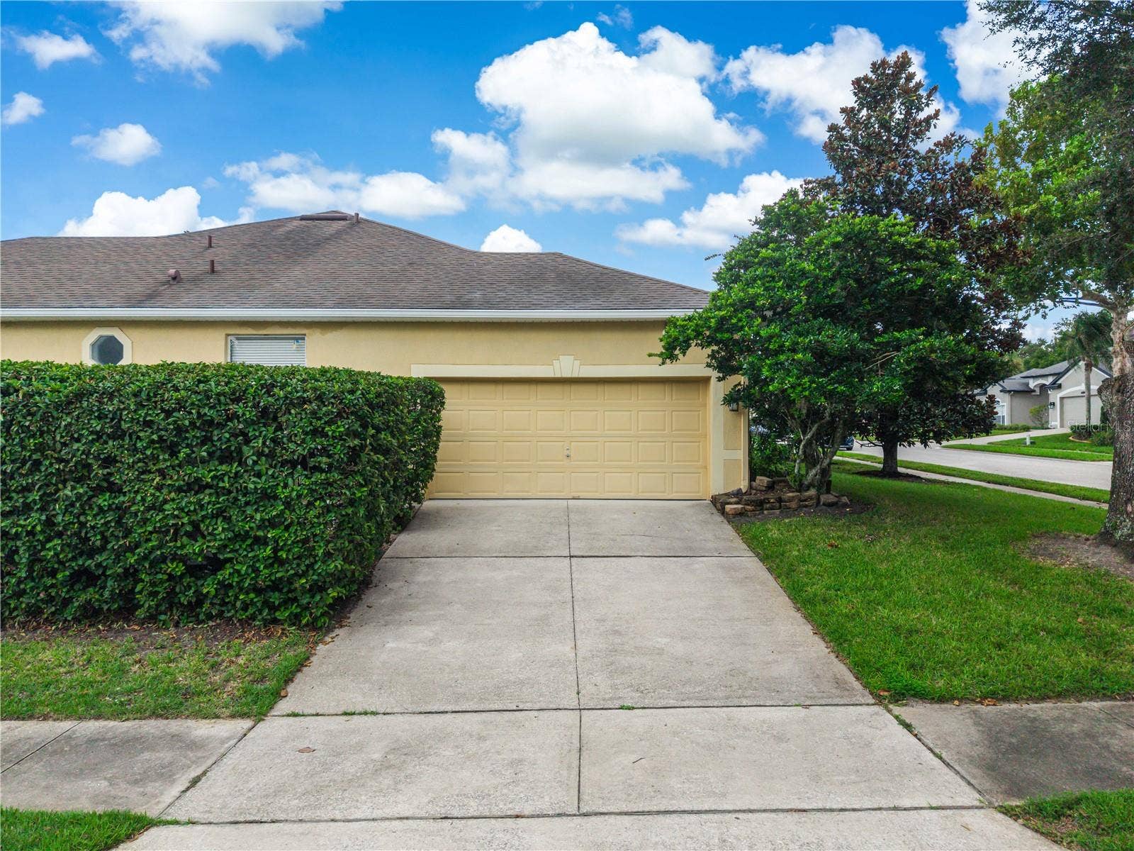 116 OAK GROVE CIRCLE, Lake Mary, FL 32746 Spacious 2-car Garage and Driveway