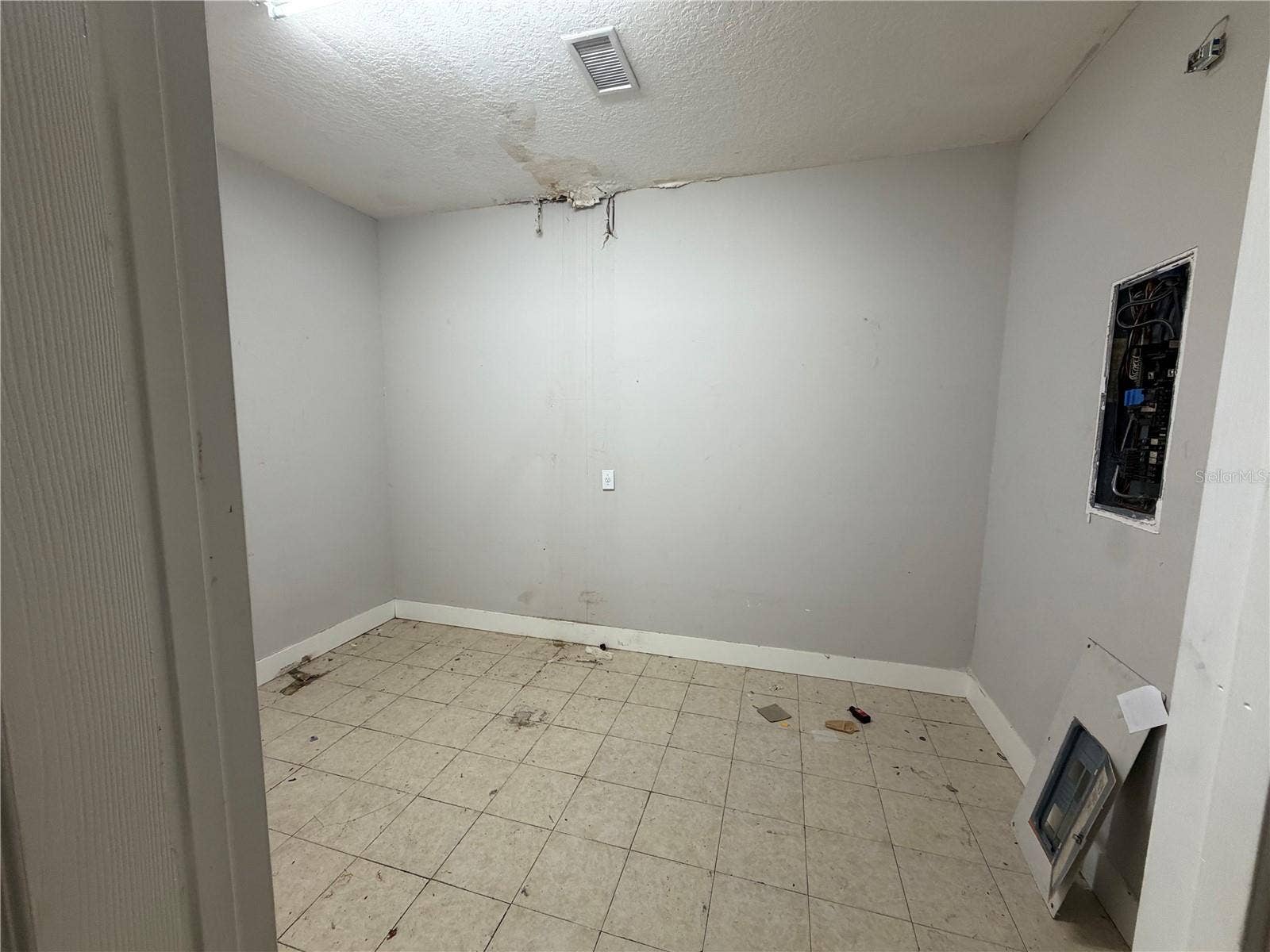 14639 GRAND COVE DRIVE, Orlando, FL 32837 Converted 1-Car Garage