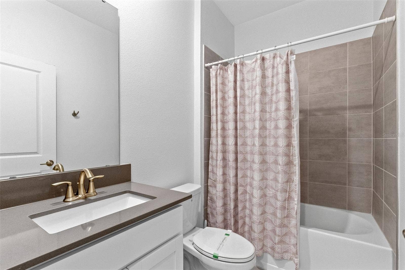 1874 FLOURISH AVENUE, Kissimmee, FL 34744 Guest room, full bath, quartz vanities.