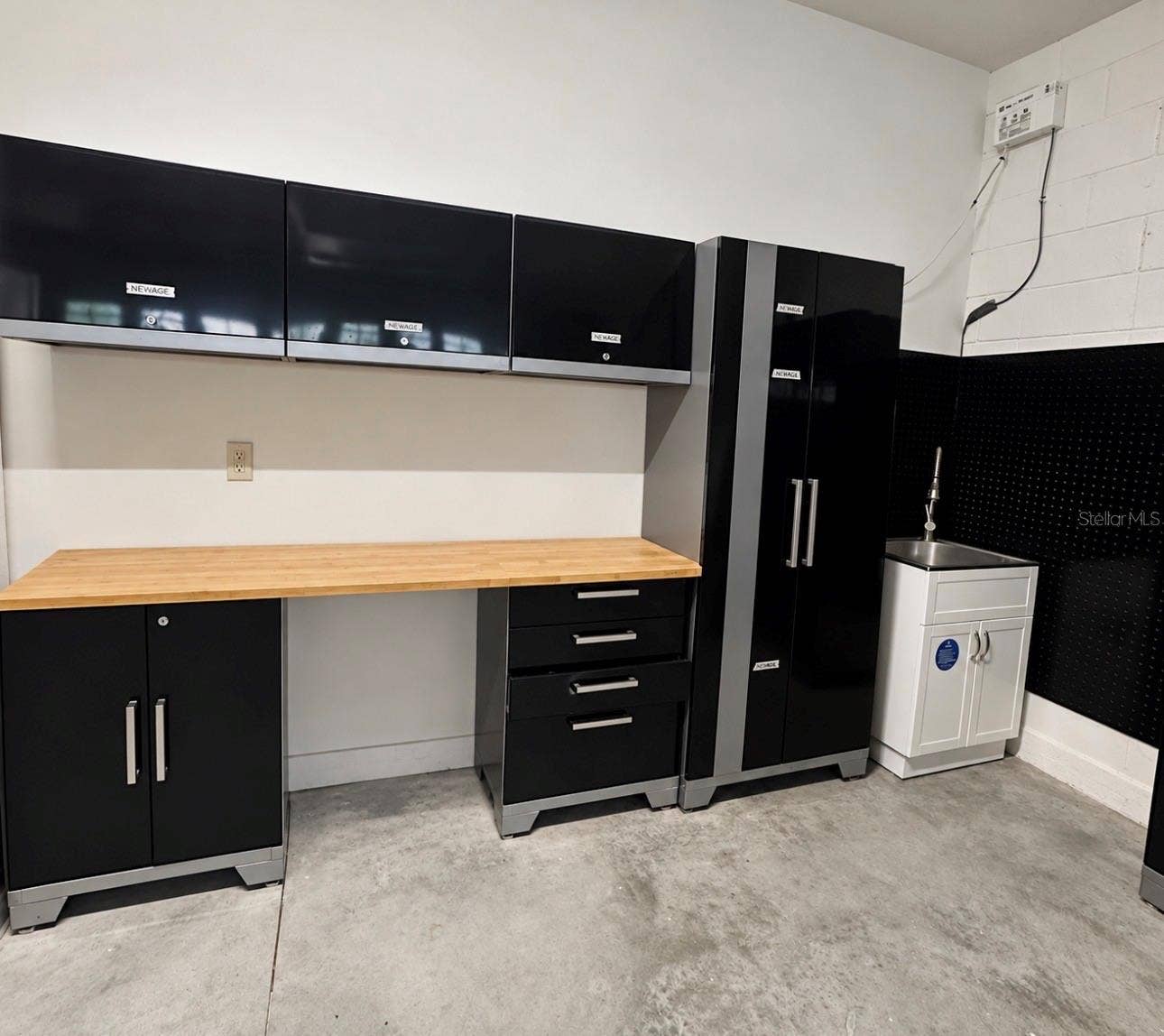15245 STONEBRIAR WAY, Orlando, FL 32826 Garage Built-in Cabinets