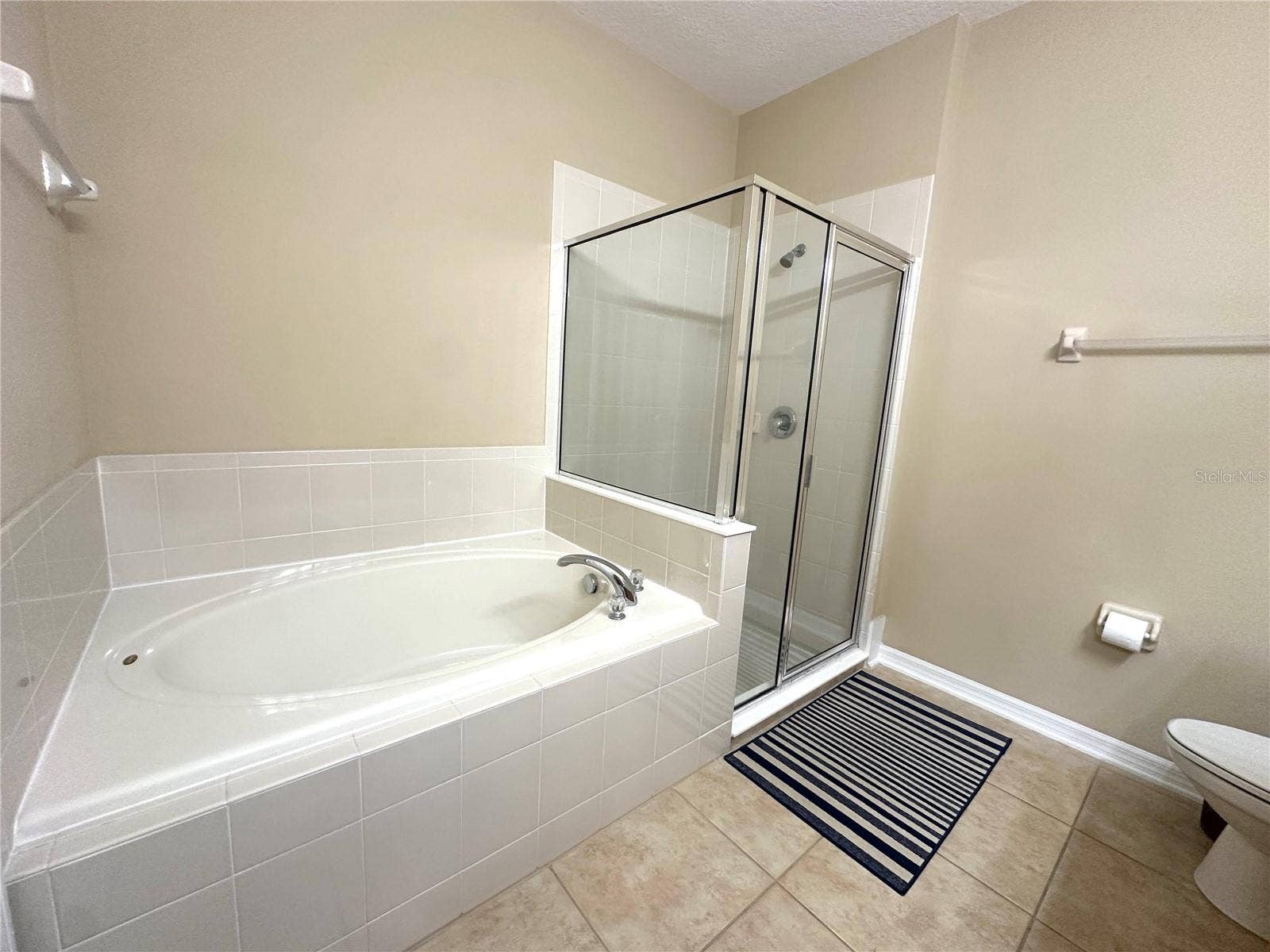 15245 STONEBRIAR WAY, Orlando, FL 32826 Master Bathroom Tub & Shower