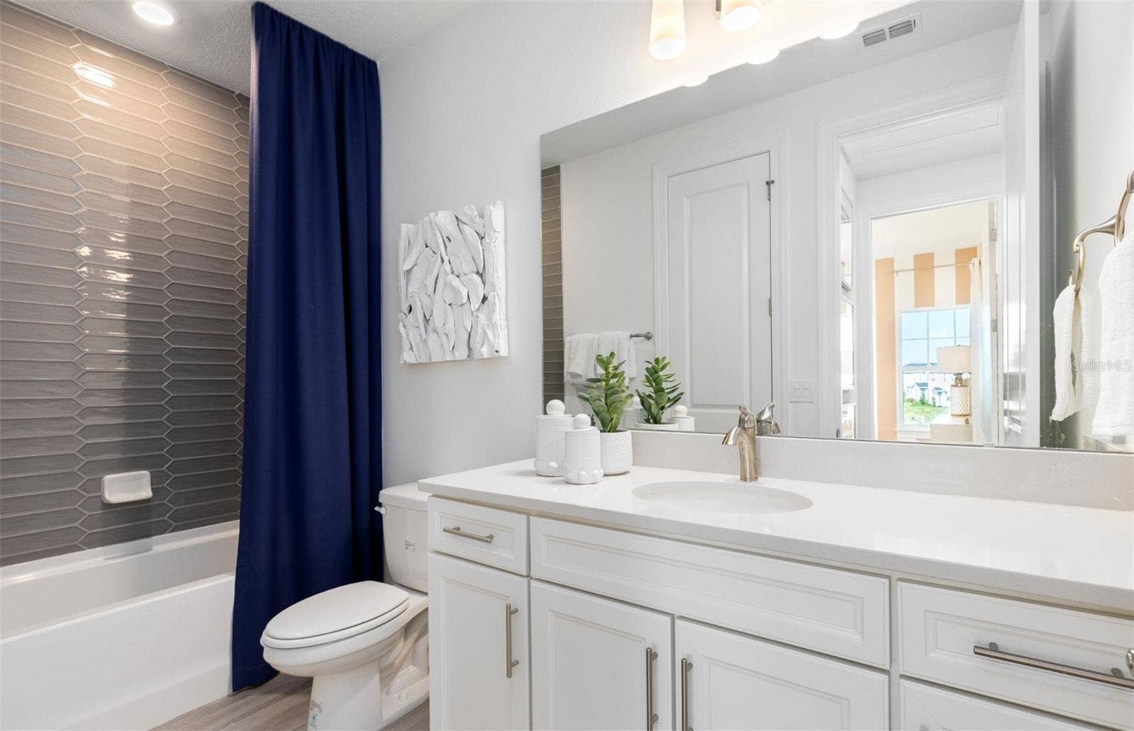 285 CRYSTAL WOOD DRIVE, Winter Garden, FL 34787 Model Home Design Only. Pictures and furnishings are for illustrative purposes only. Elevations, colors and options may vary. Furniture is for model home staging only.