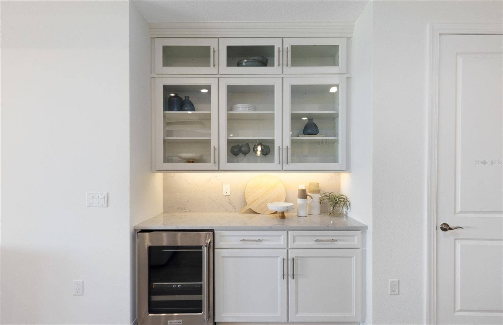 285 CRYSTAL WOOD DRIVE, Winter Garden, FL 34787 Model Home Design Only. Pictures and furnishings are for illustrative purposes only. Elevations, colors and options may vary. Furniture is for model home staging only.