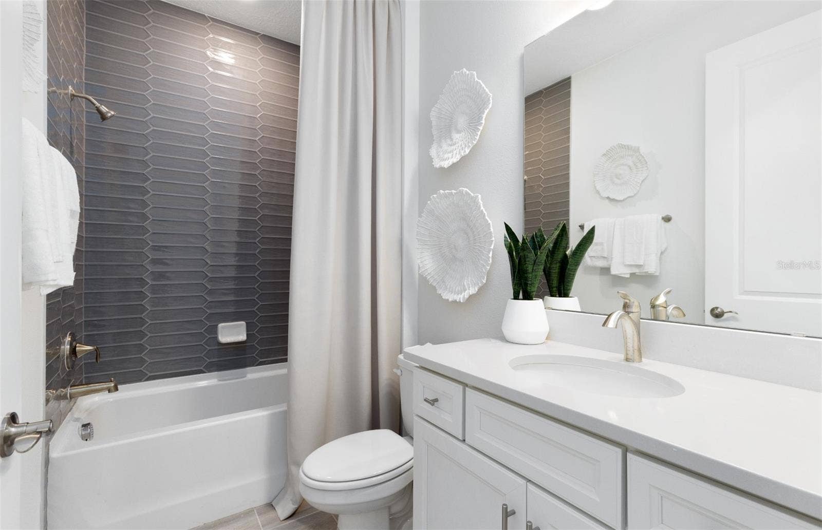 285 CRYSTAL WOOD DRIVE, Winter Garden, FL 34787 Model Home Design Only. Pictures and furnishings are for illustrative purposes only. Elevations, colors and options may vary. Furniture is for model home staging only.