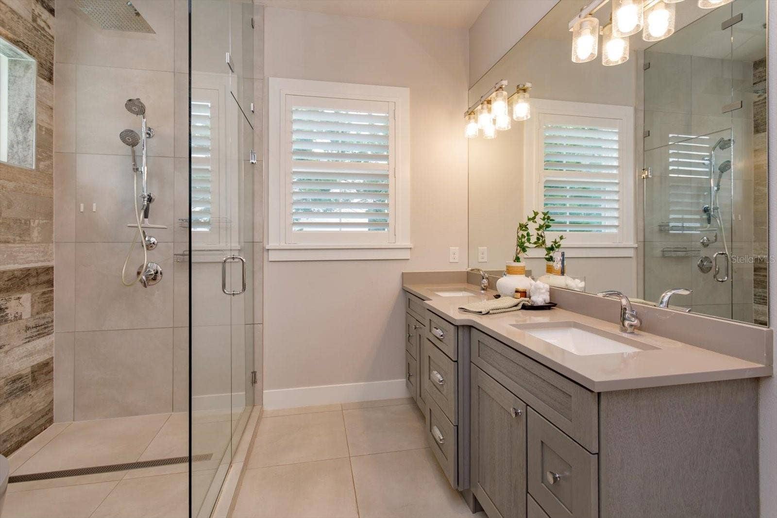 533 COUNTRY CLUB DRIVE, Winter Park, FL 32789 Primary ensuite with dual sinks in a quartz-topped vanity