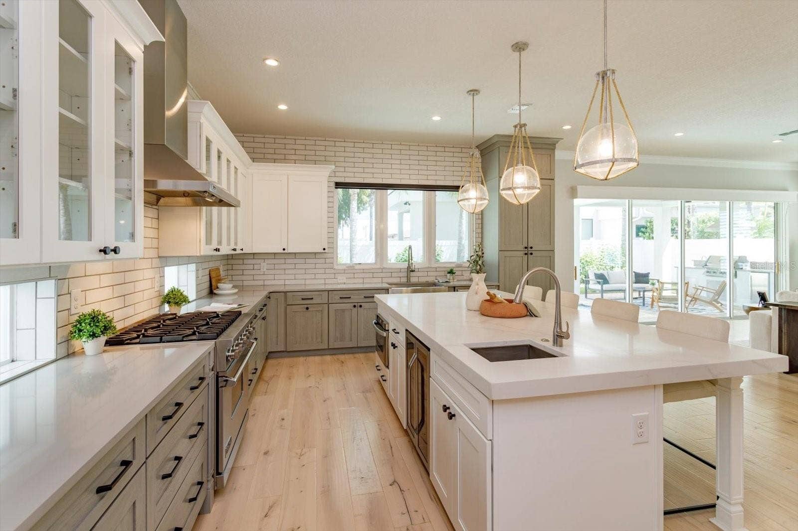 533 COUNTRY CLUB DRIVE, Winter Park, FL 32789 Viking appliance package and quartz counter tops