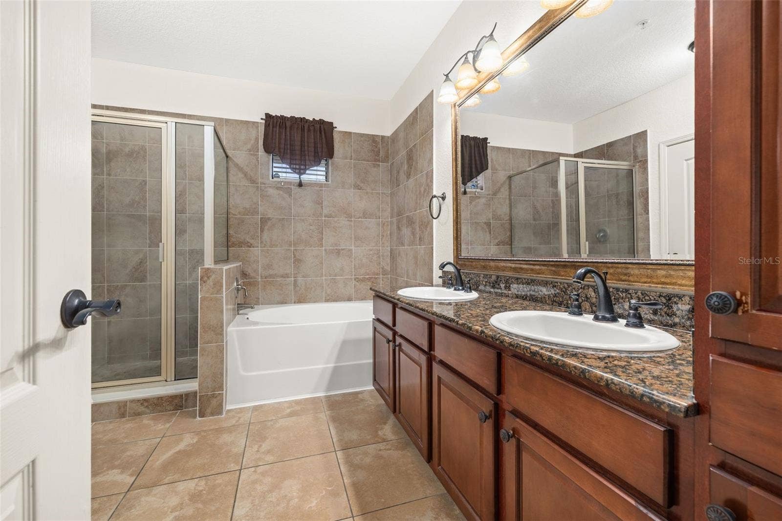 901 CHARO PARKWAY, #716, Davenport, FL 33897 En suite in the primary