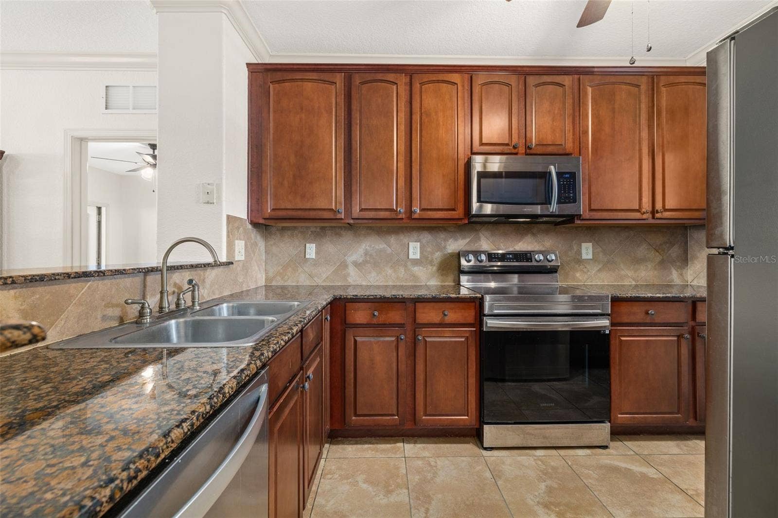 901 CHARO PARKWAY, #716, Davenport, FL 33897 Stainless steel appliances