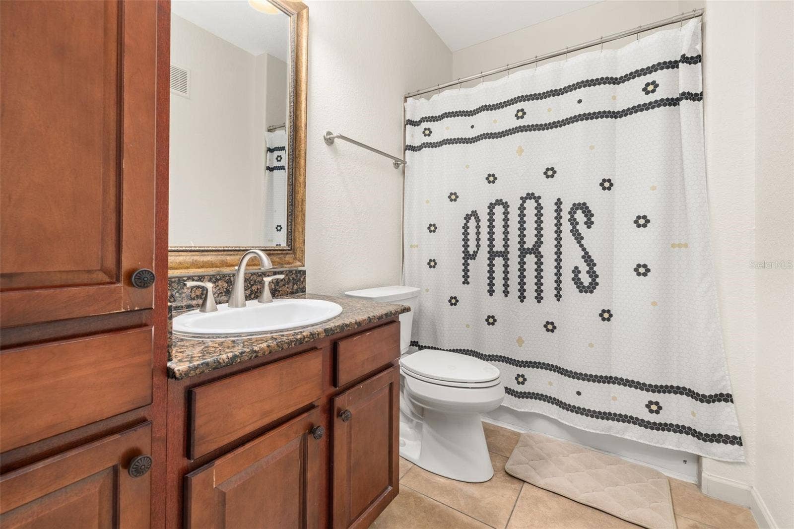 901 CHARO PARKWAY, #716, Davenport, FL 33897 Bedroom 3's bathroom that can also be used by day guests