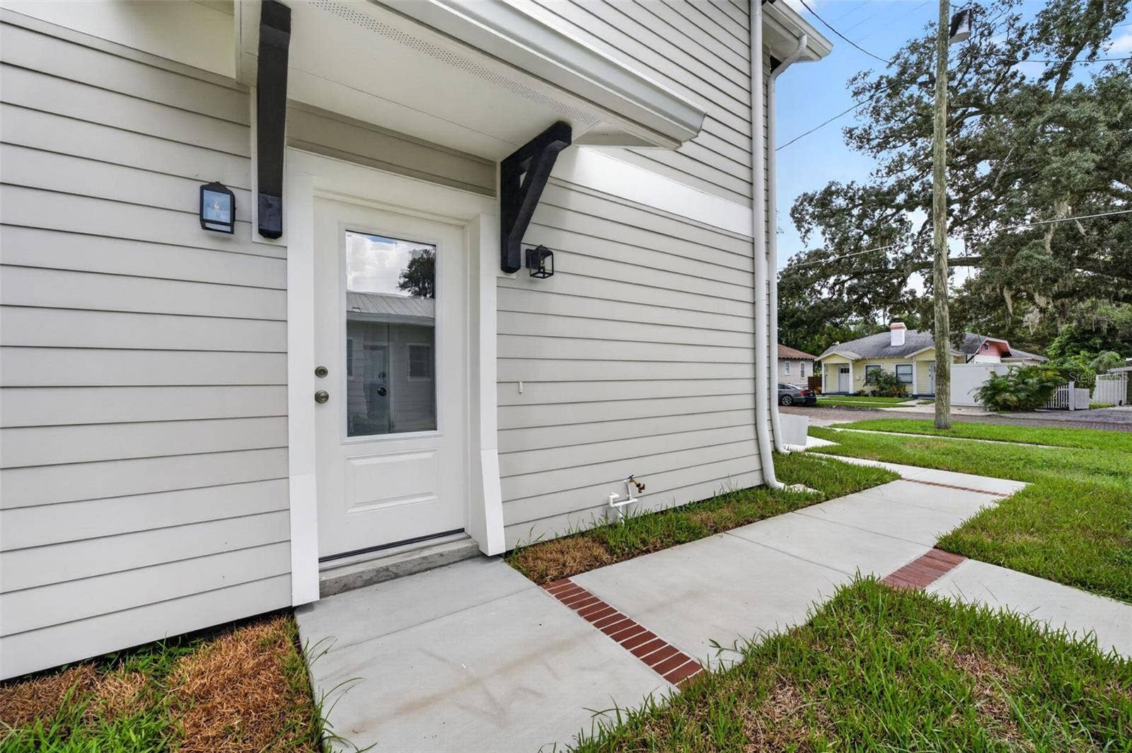 323 E AMELIA STREET, Orlando, FL 32801 Front door of AUD