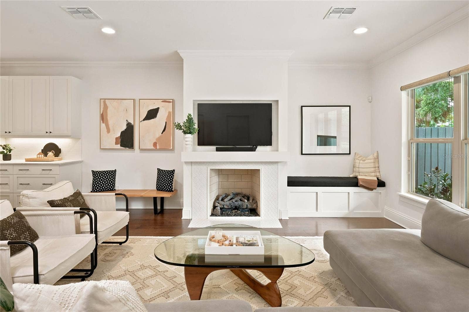 1707 ASHER LANE, Orlando, FL 32803 Gas fireplace & built in bench seating make for cozy evenings