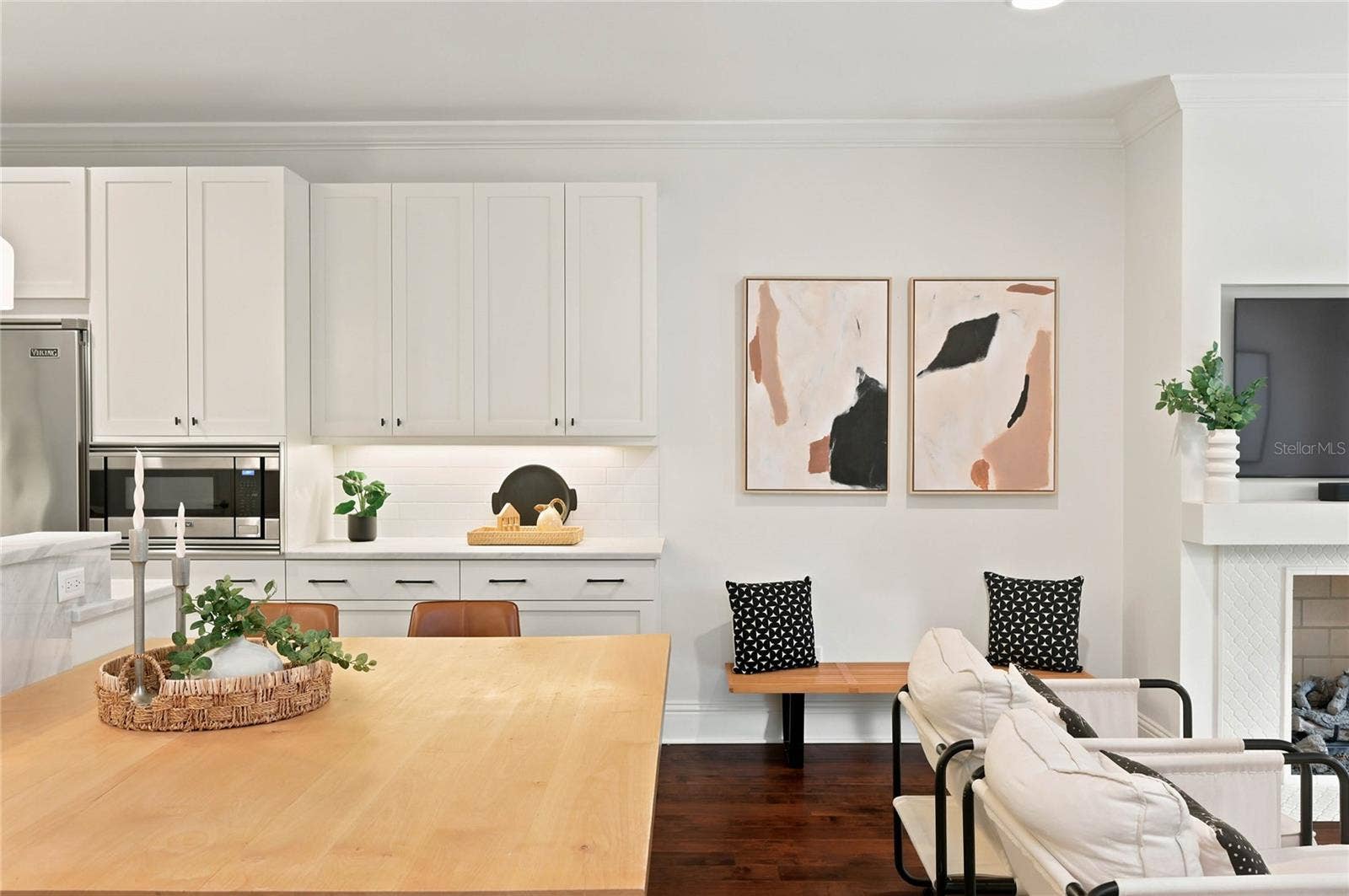 1707 ASHER LANE, Orlando, FL 32803 Kitchen and Family space just blend together creating a wonderful place to gather