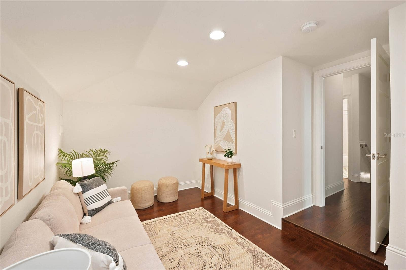 1707 ASHER LANE, Orlando, FL 32803 Cozy lounge space