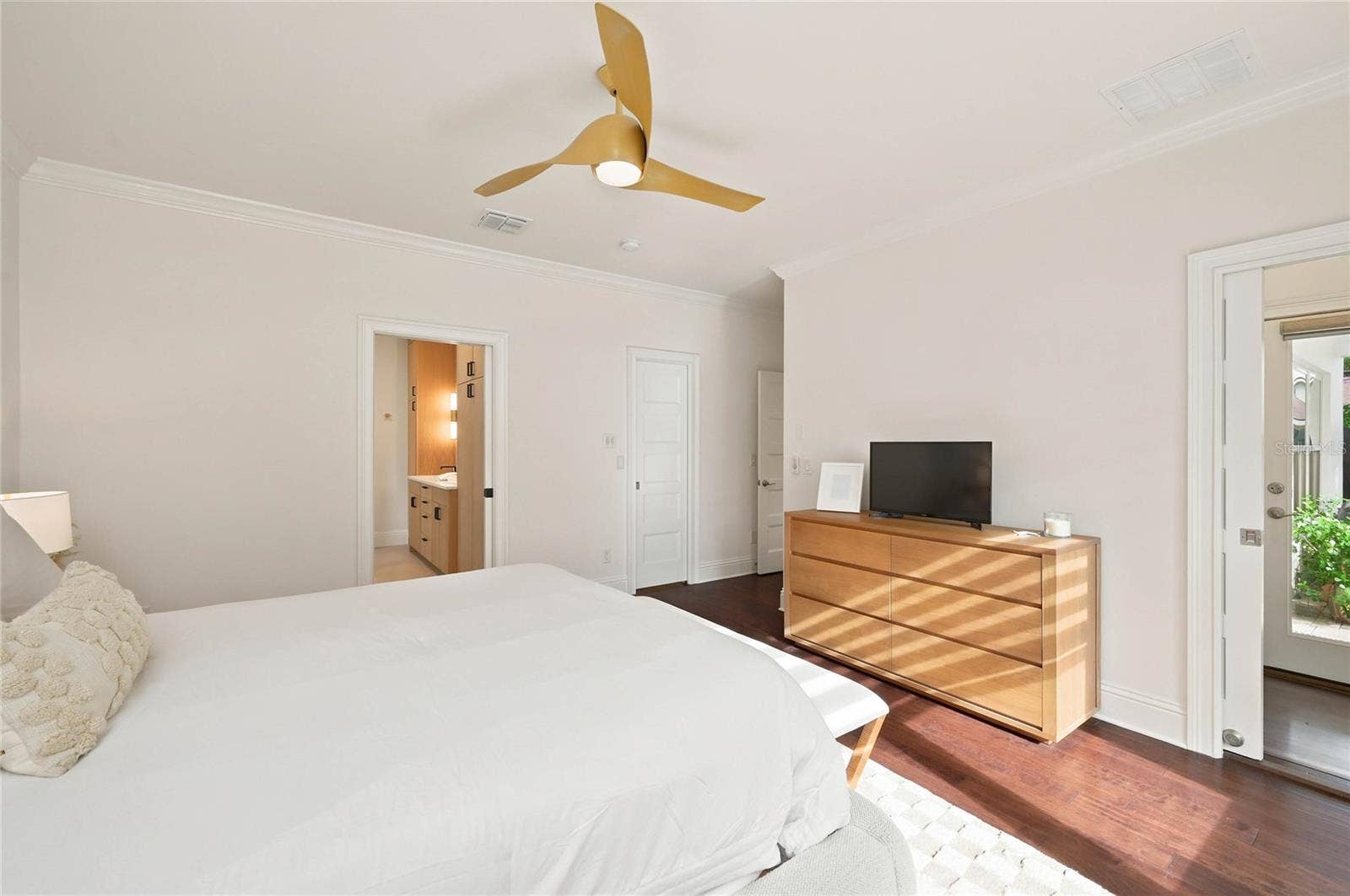 1707 ASHER LANE, Orlando, FL 32803 Owners suite to bath