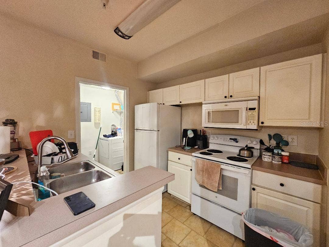 5572 METROWEST BOULEVARD, #312, Orlando, FL 32811 5506 MetroWest Blvd,#206, #206-1 bed 1 bath-Kitchen