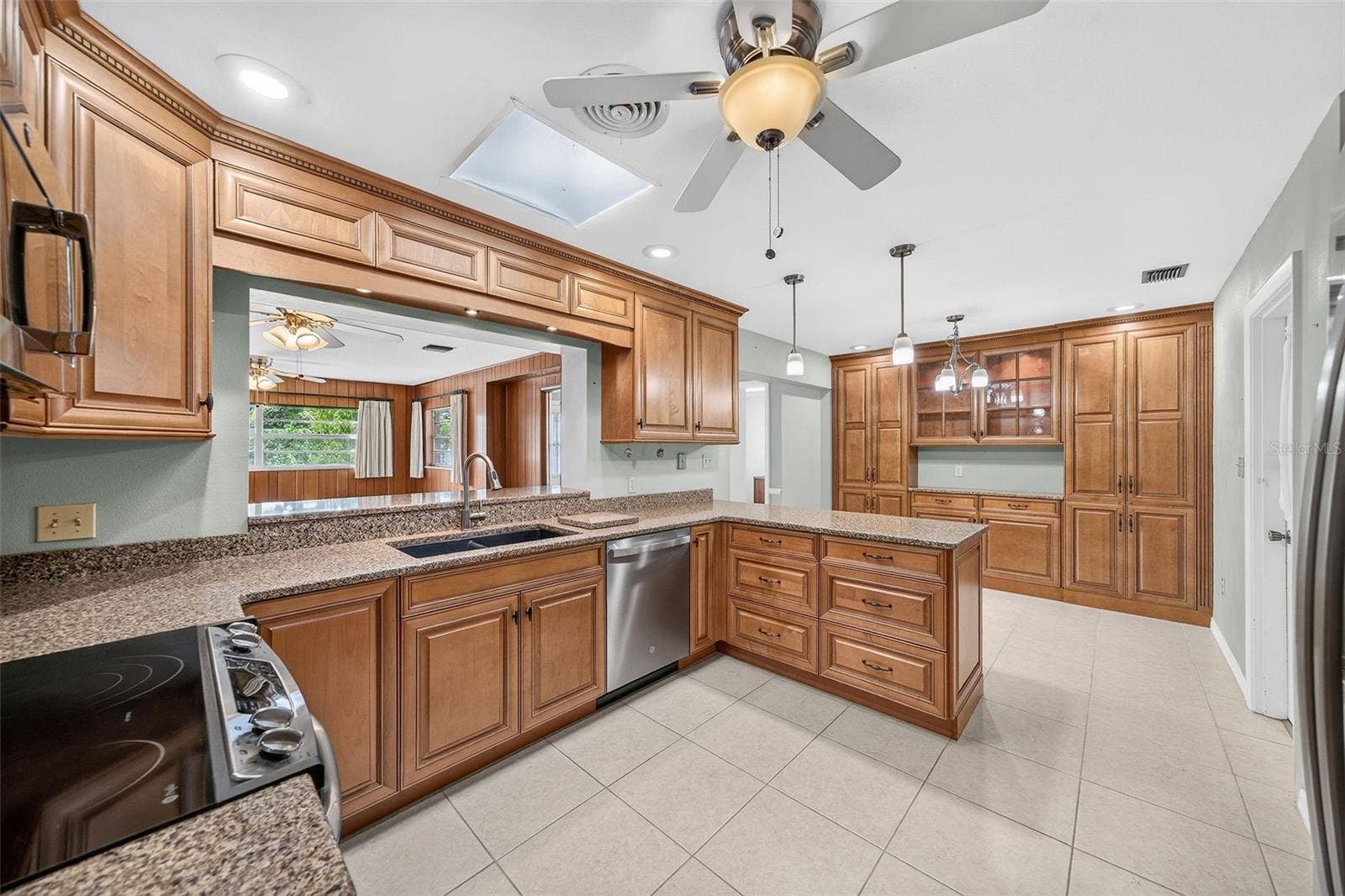 3206 ARDSLEY DRIVE, Orlando, FL 32804 Eat in kitchen.