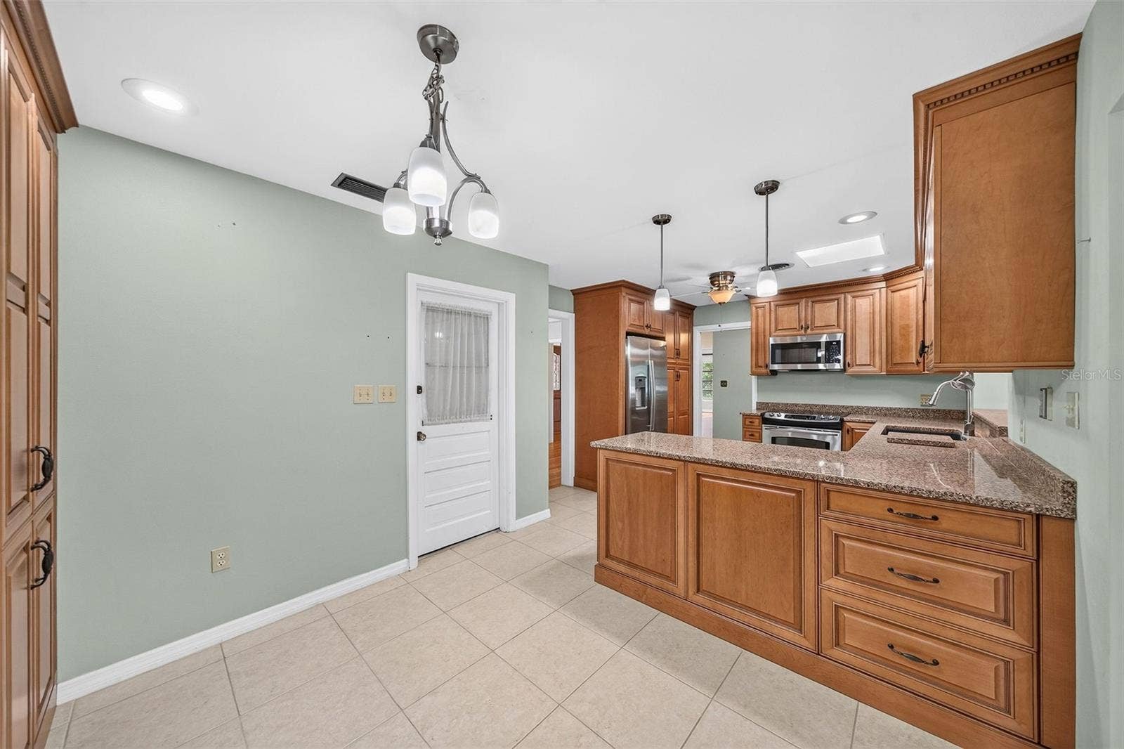 3206 ARDSLEY DRIVE, Orlando, FL 32804 Breakfast area.
