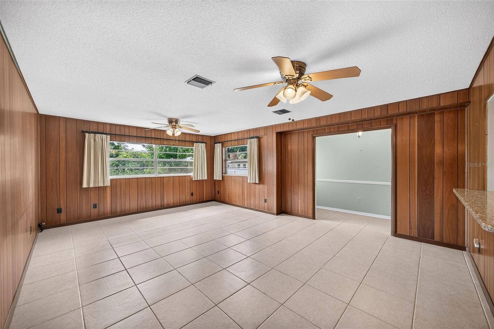 3206 ARDSLEY DRIVE, Orlando, FL 32804 Large family room.