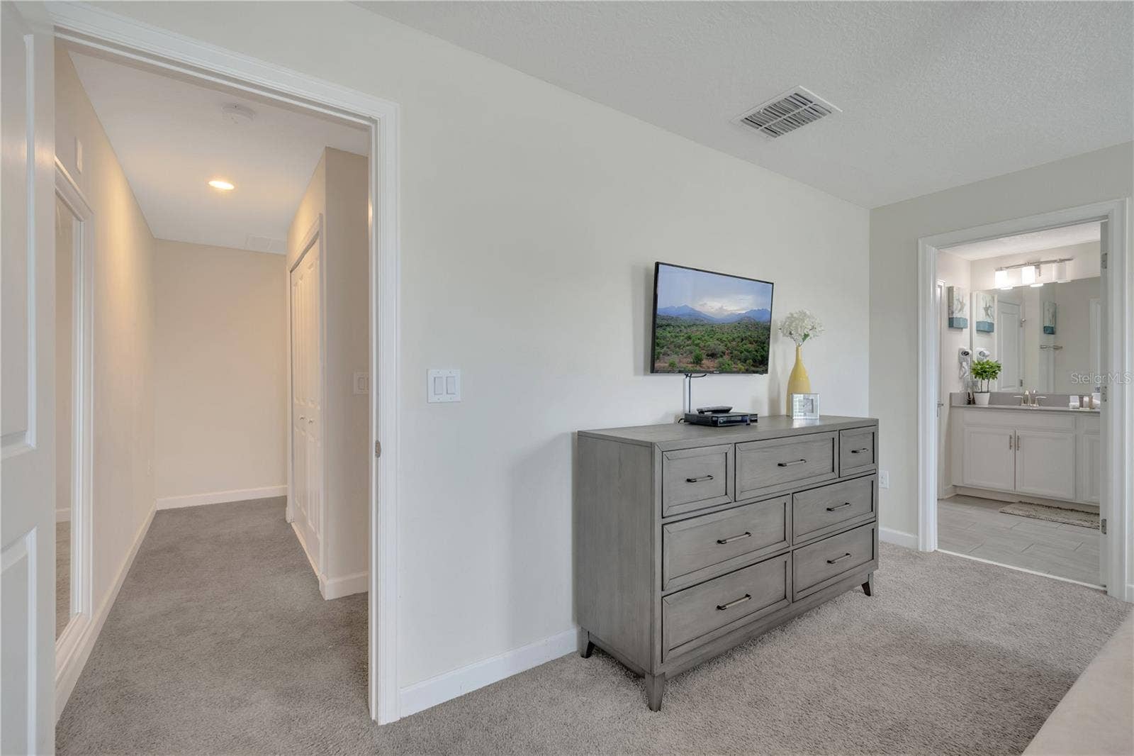 1557 SANDBAGGER DRIVE, Davenport, FL 33896 Master Bathroom showing access to Master Barthroom