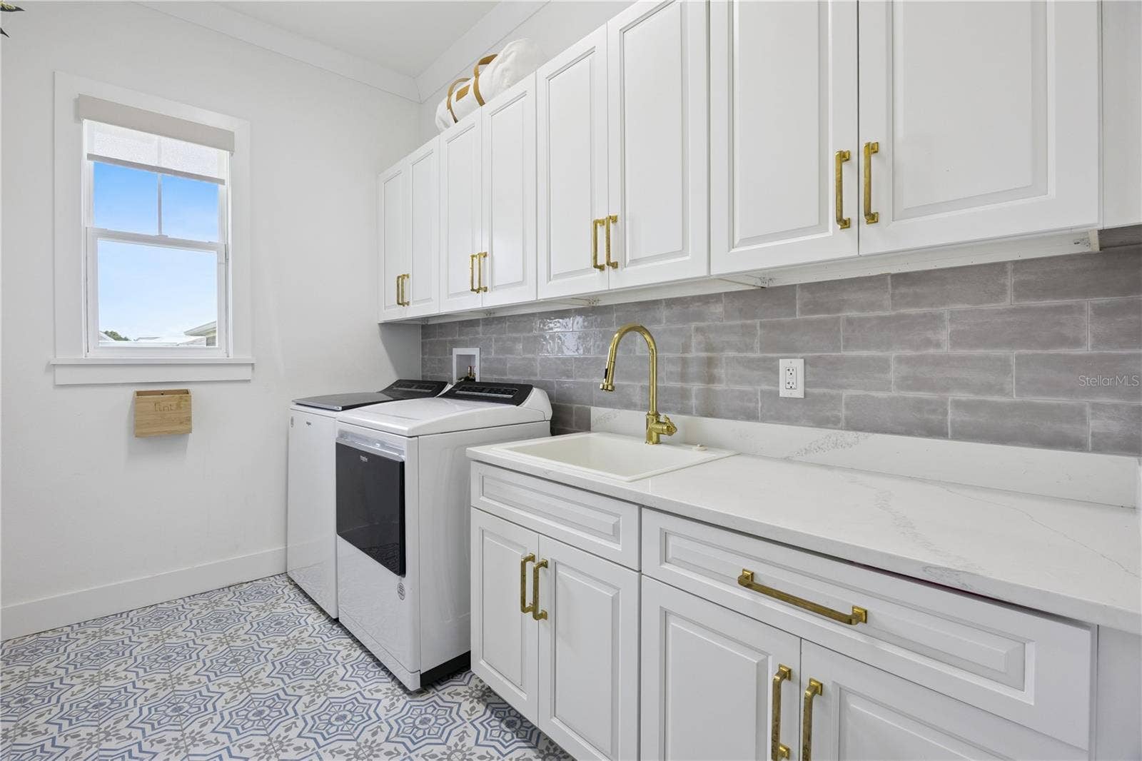 1032 GALSTON ALLEY, Winter Garden, FL 34787 First floor laundry with designer tile