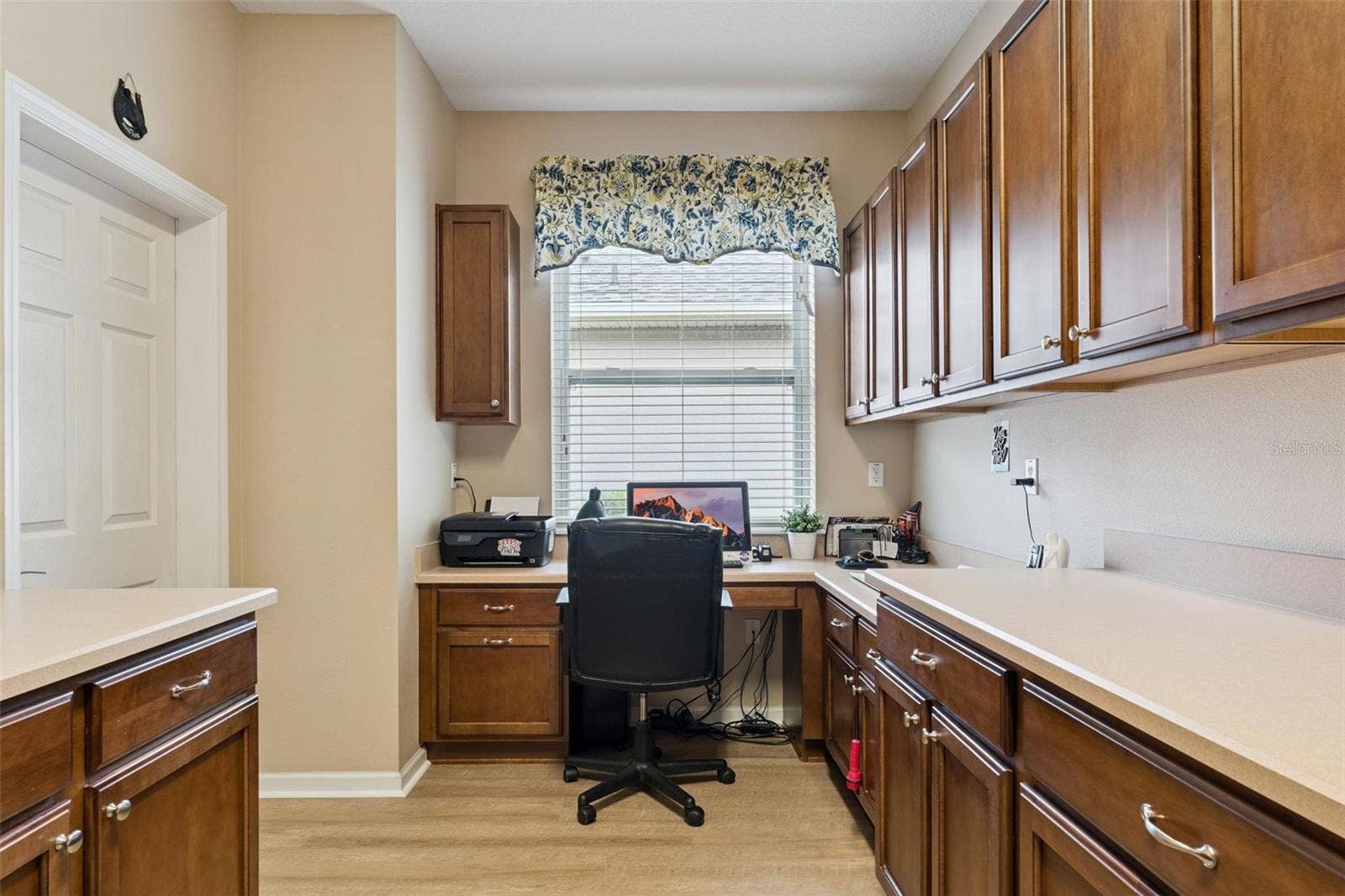 202 DRUMMOND LANE, Deland, FL 32724 Smart Room built-in desk & storage cabinets