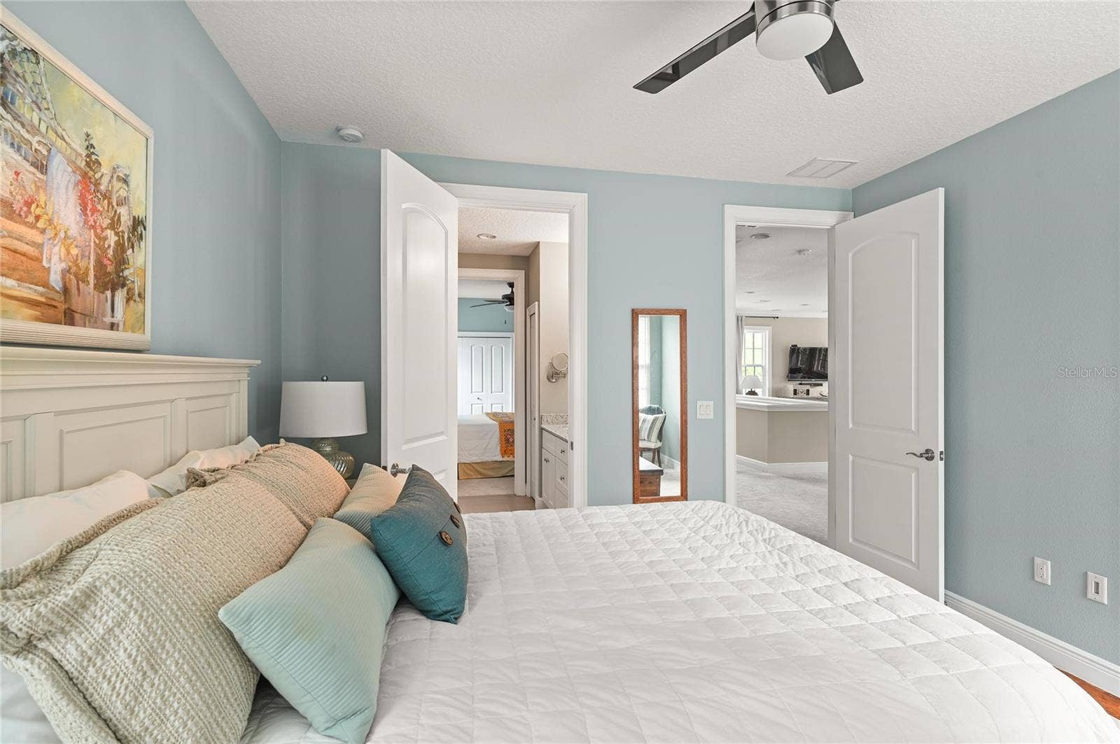 1951 WINTER PARK ROAD, Winter Park, FL 32789 Two bedrooms connect to a spotless Jack-and-Jill bath.