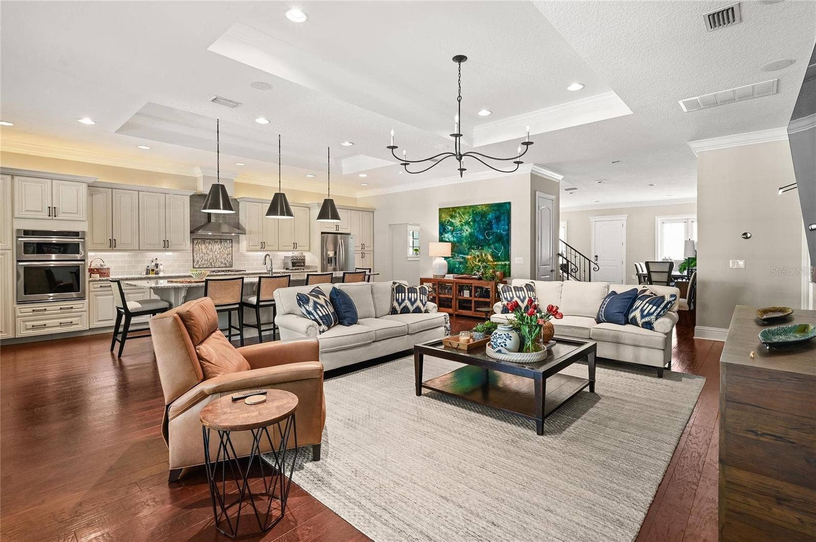 1951 WINTER PARK ROAD, Winter Park, FL 32789 10-foot ceilings are accentuated by tray ceilings and feature recessed lighting, art lighting, and high-end decorative lighting.