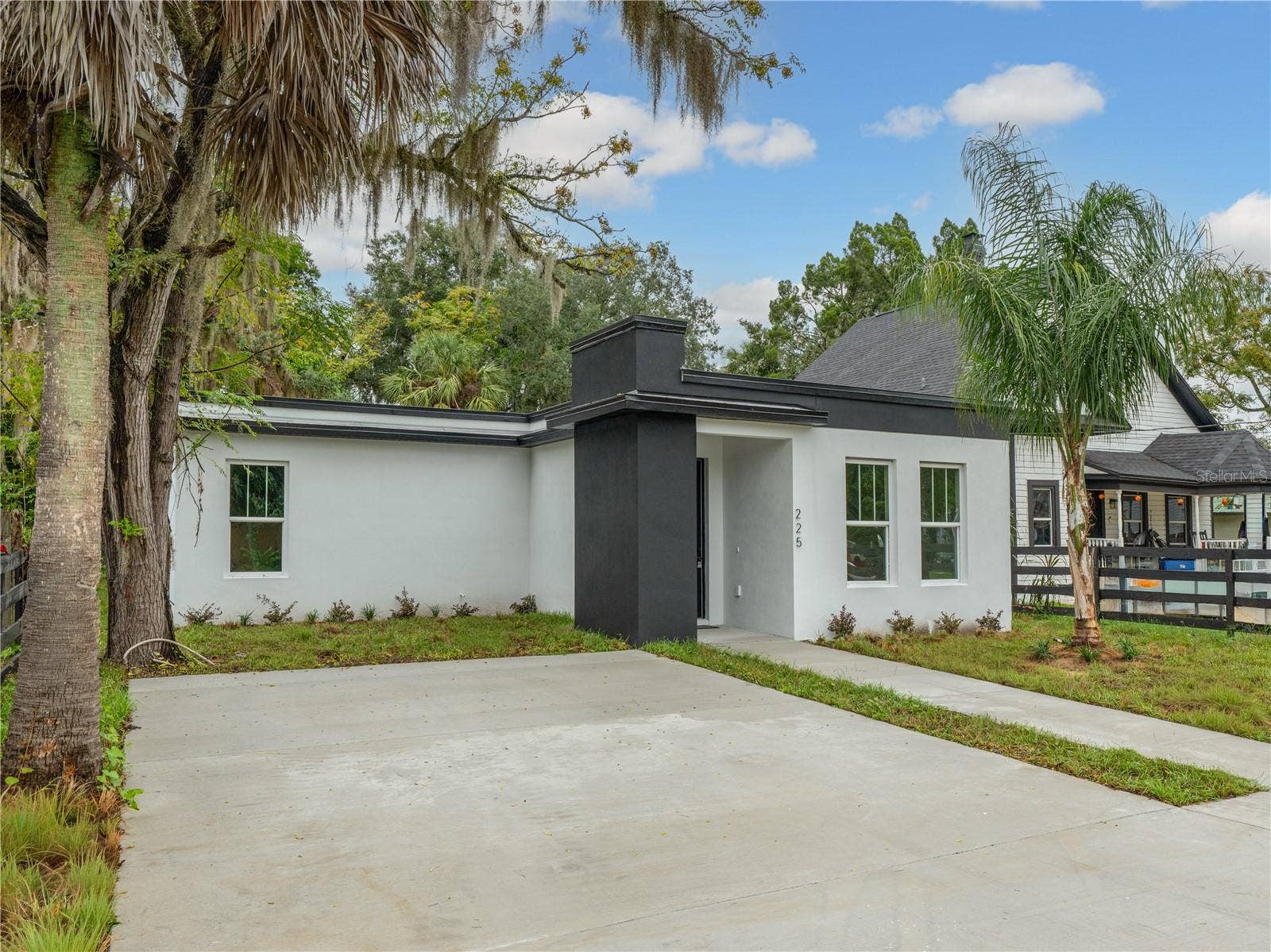 225 E HYDE PARK AVENUE, Eustis, FL 32726