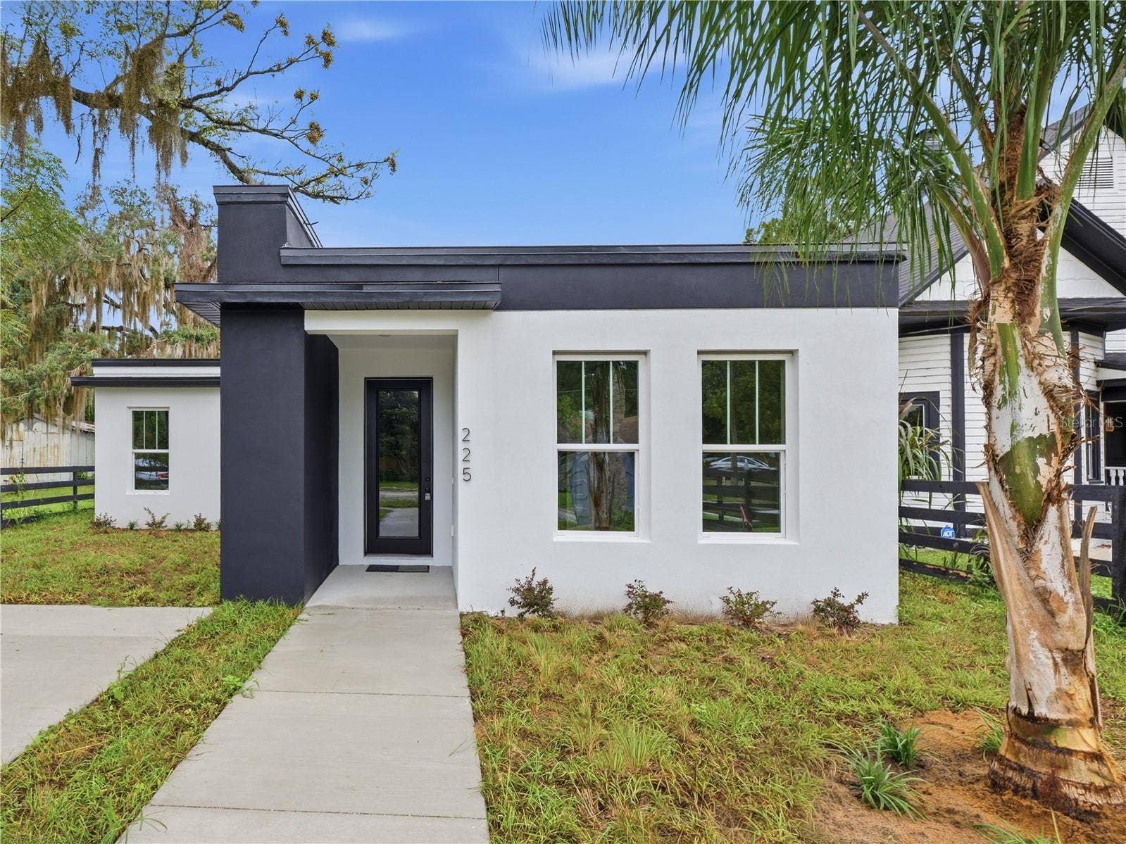225 E HYDE PARK AVENUE, Eustis, FL 32726