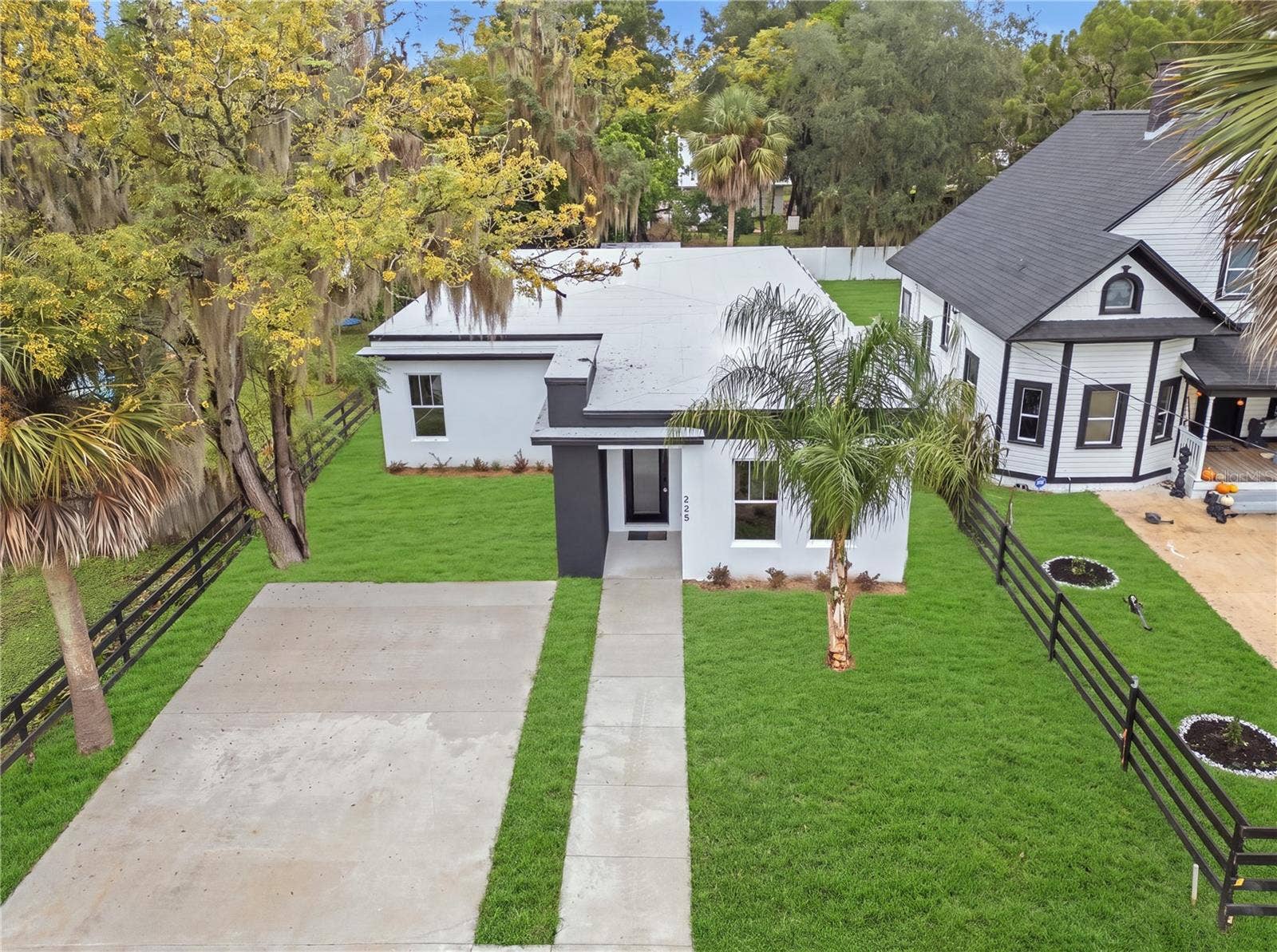 225 E HYDE PARK AVENUE, Eustis, FL 32726