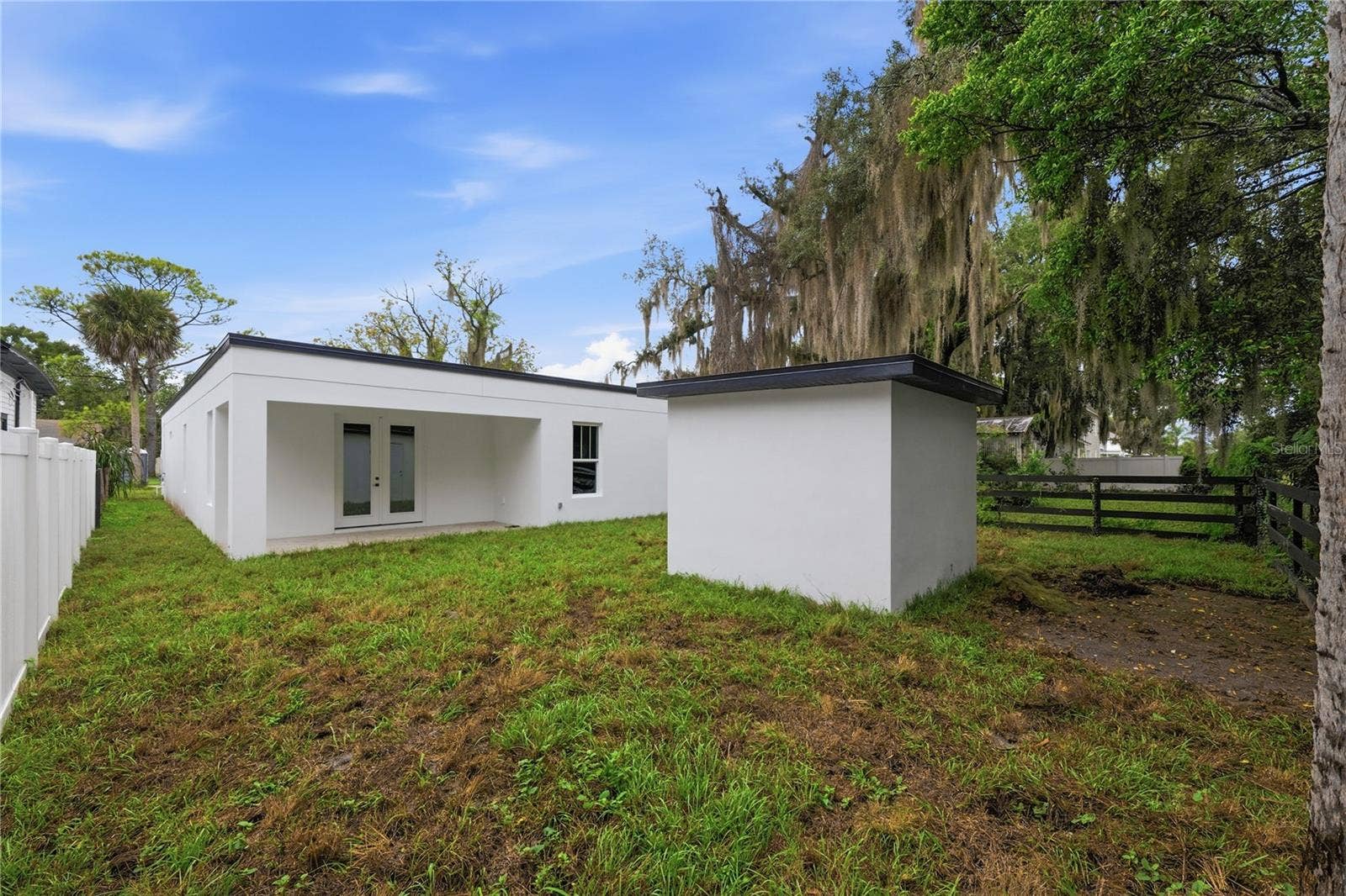 225 E HYDE PARK AVENUE, Eustis, FL 32726