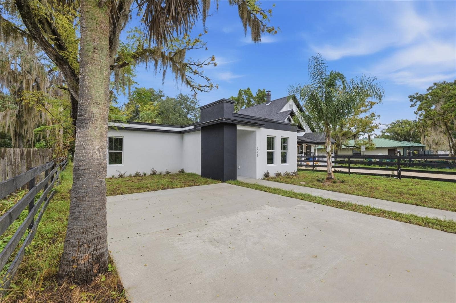 225 E HYDE PARK AVENUE, Eustis, FL 32726