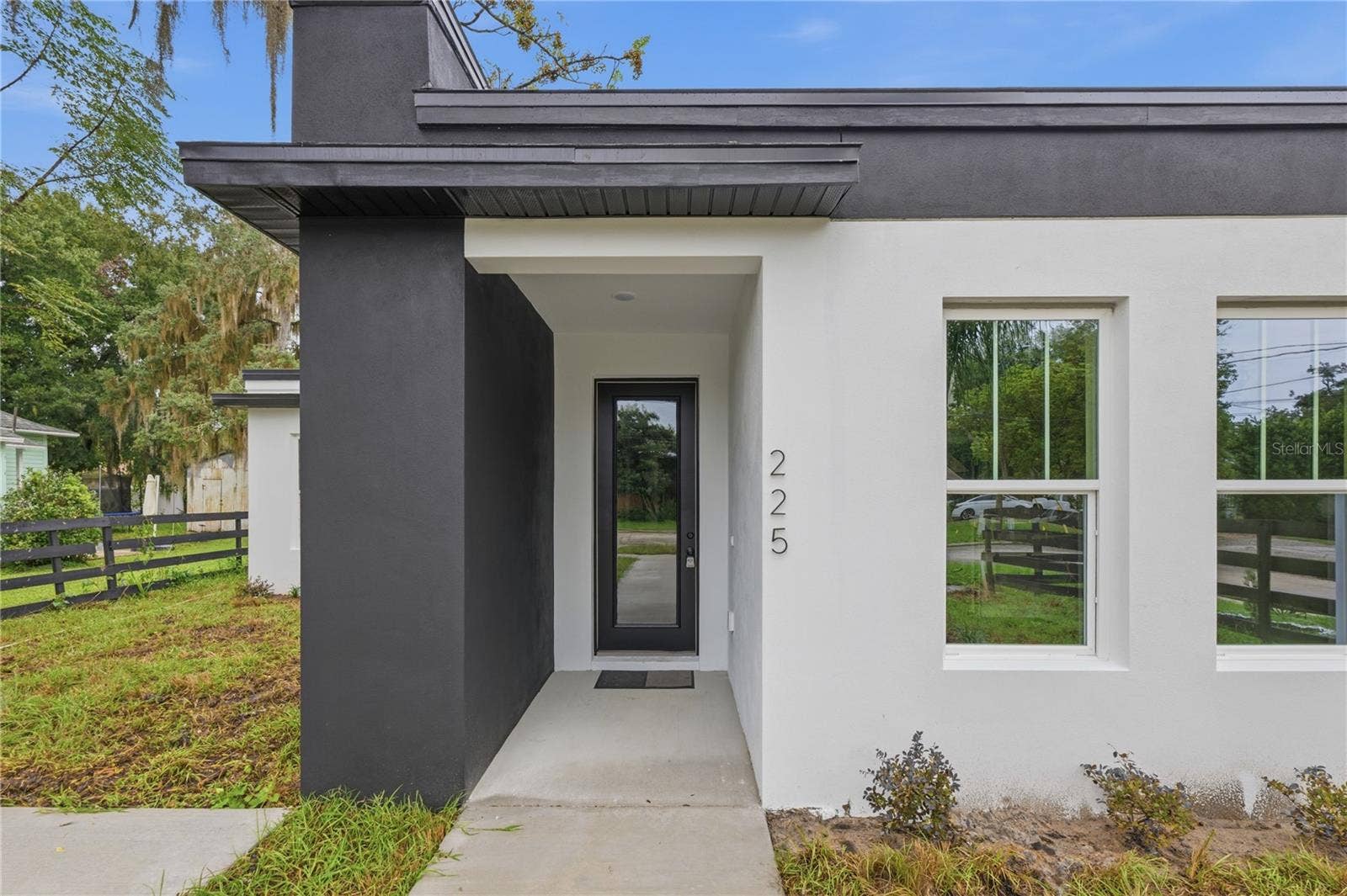 225 E HYDE PARK AVENUE, Eustis, FL 32726