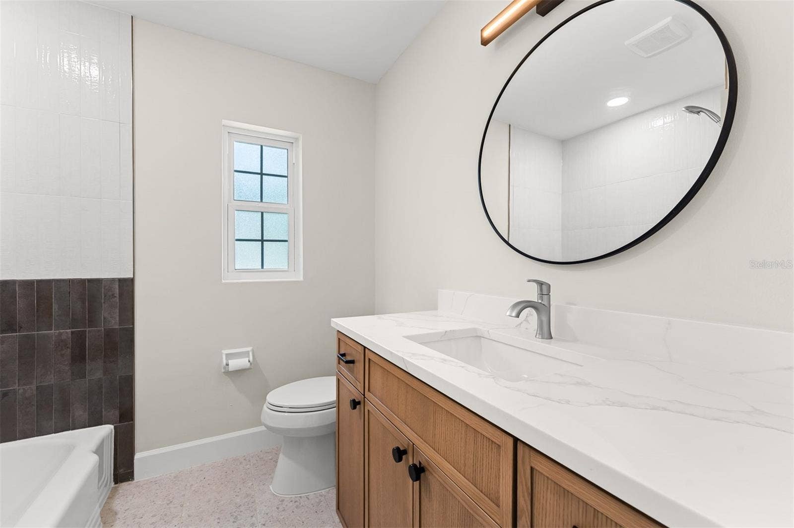 2501 NANCY STREET, Orlando, FL 32806 Ensuite bathroom