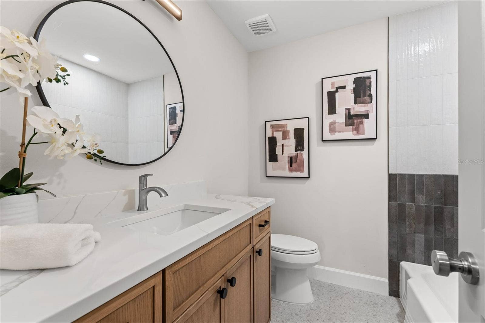 2501 NANCY STREET, Orlando, FL 32806 Hall Bath